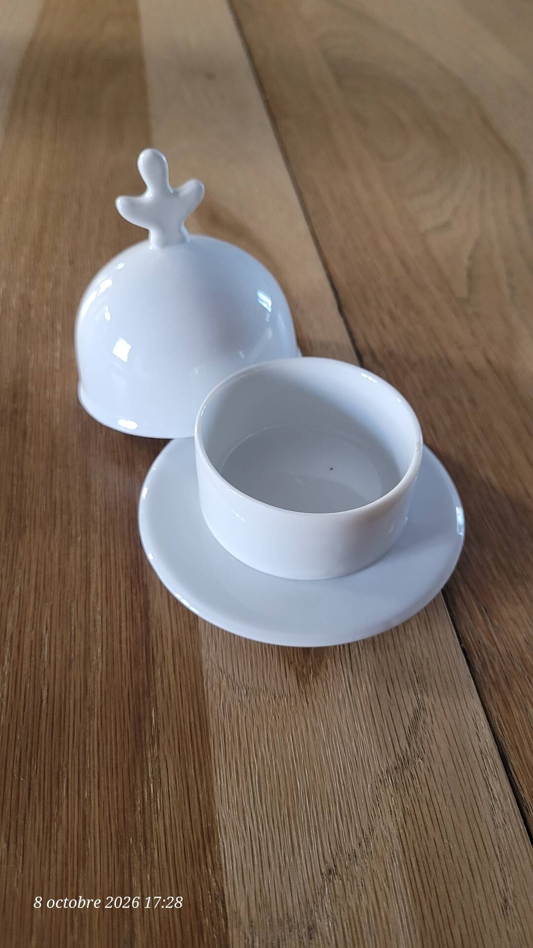 Beurrier en porcelaine blanche avec sa cloche assortie