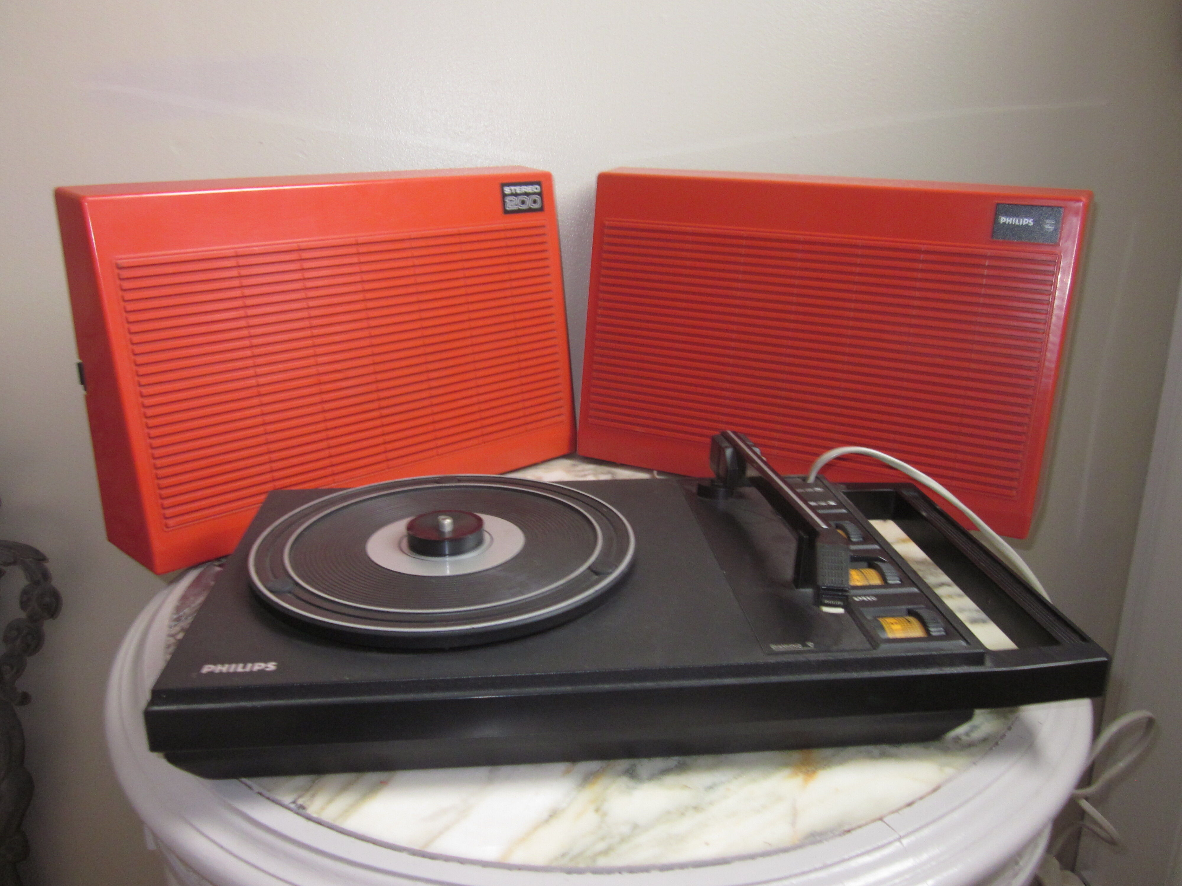 Turns vinyl philips 33 and 45 rpm record