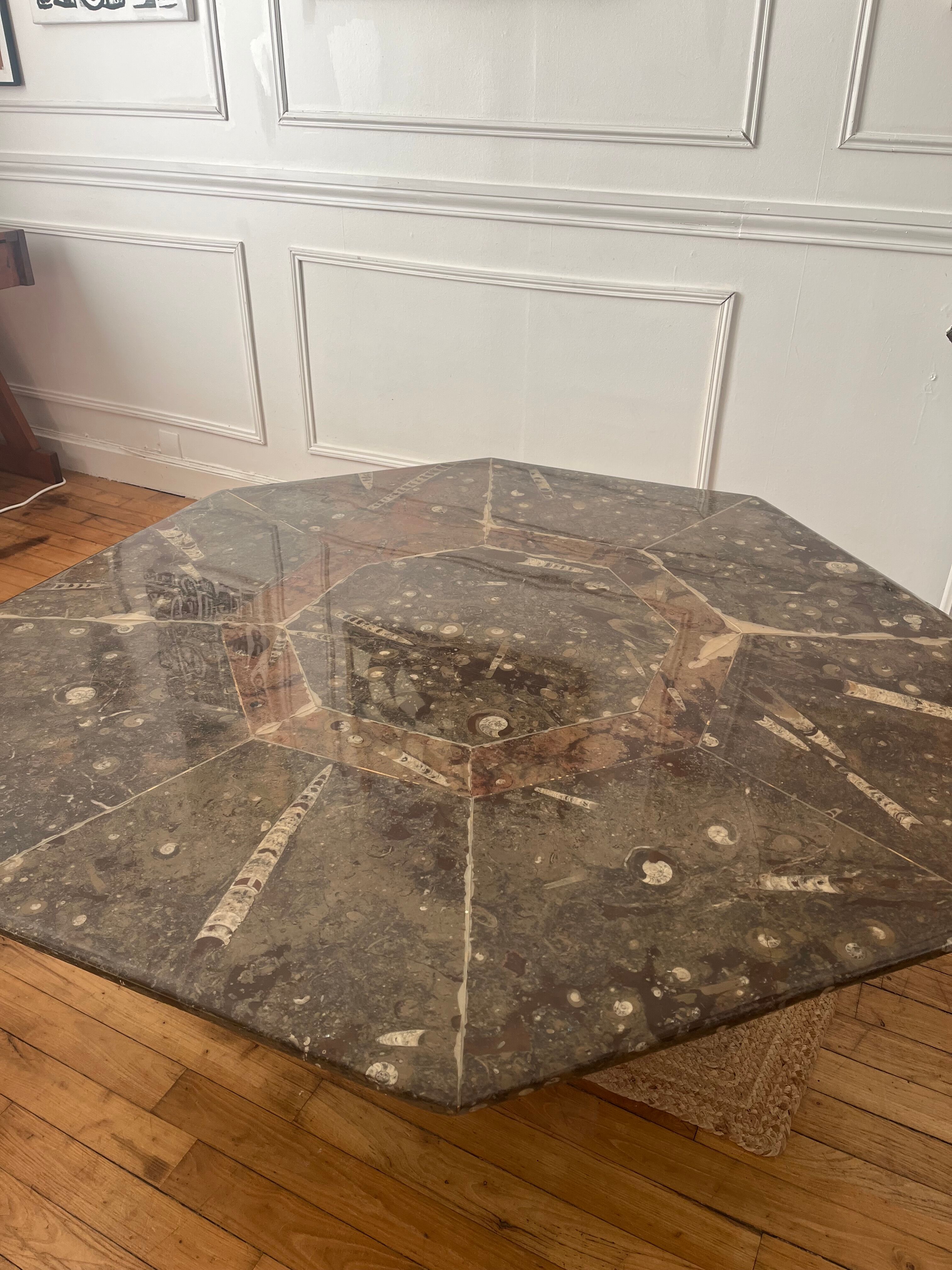 Large coffee table in fossilised marble from the 1970s.