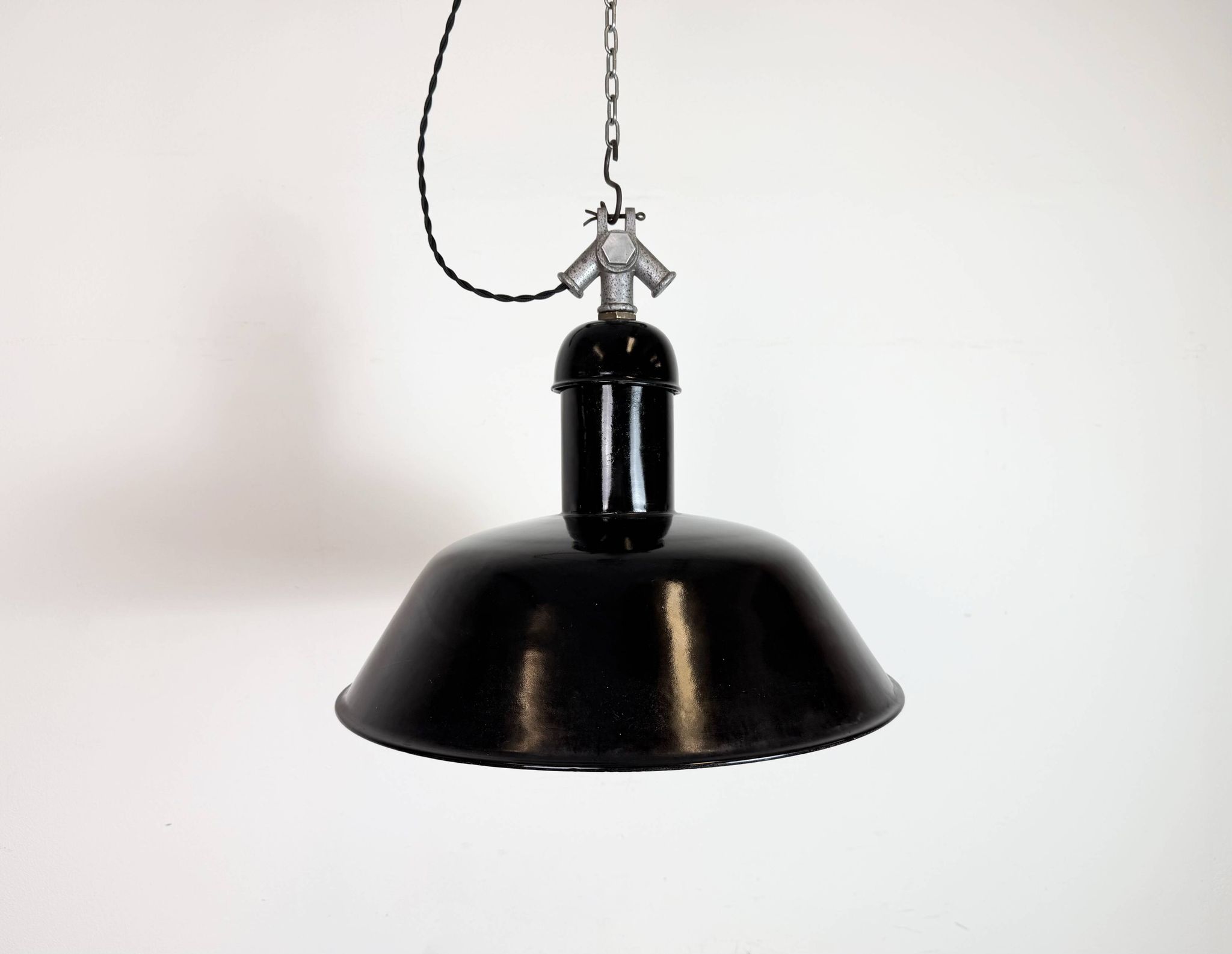 Lampe suspendue industrielle en émail noir de AEG, années 1930