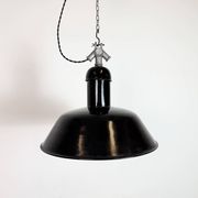 Lampe suspendue industrielle en émail noir de AEG, années 1930