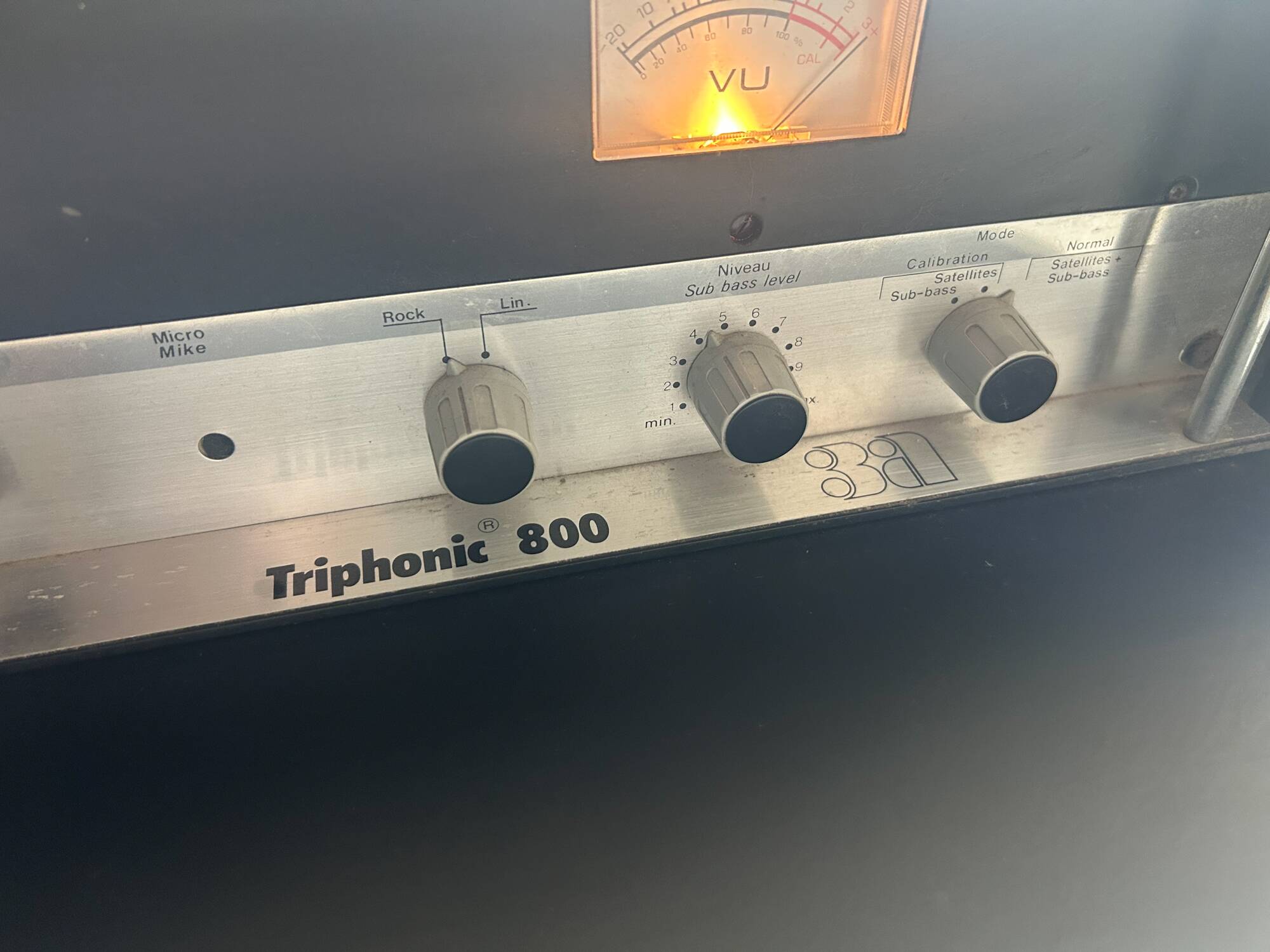 Triphonic coffee table • TR800 3A and its 2 speakers