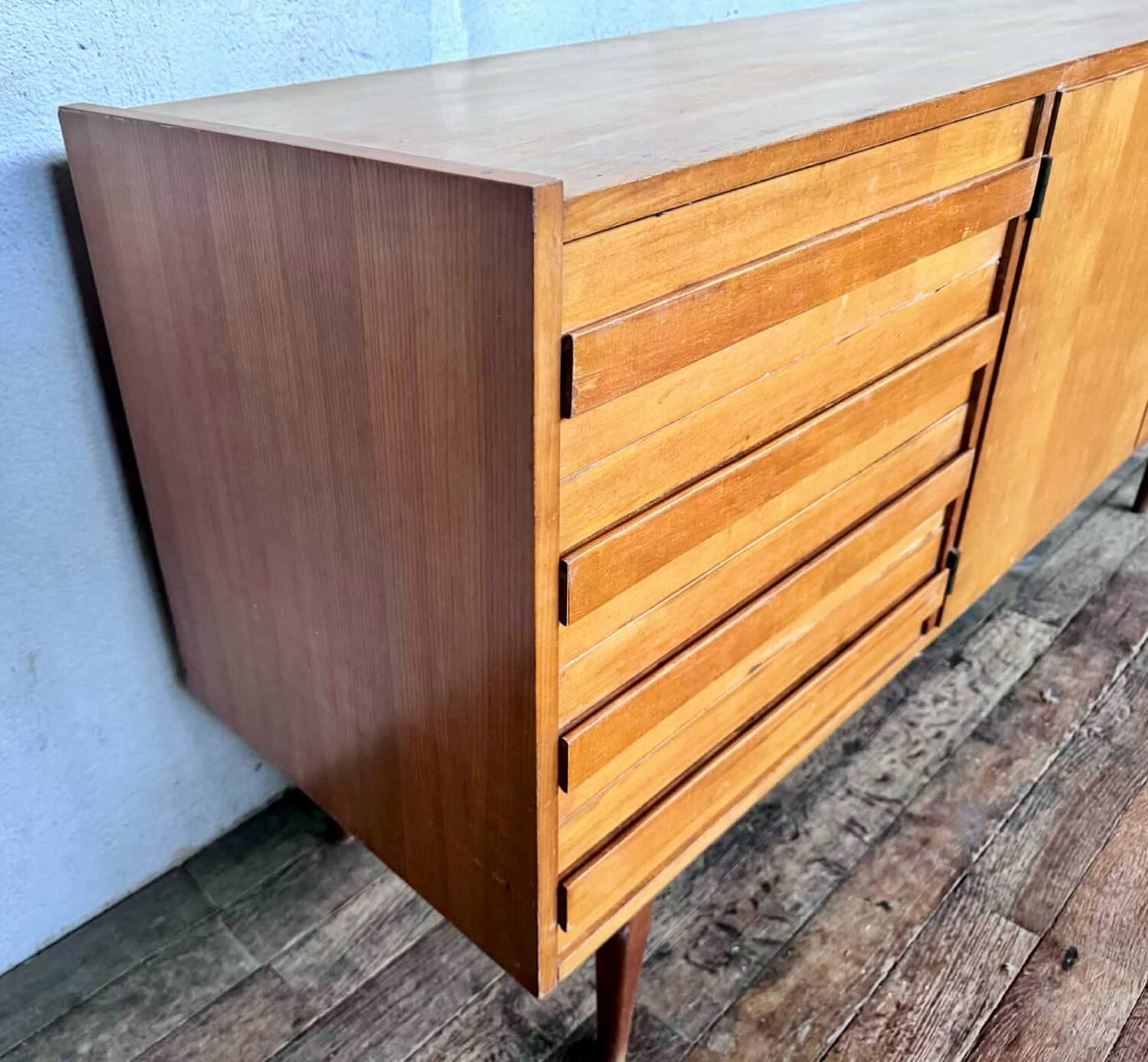 Vintage enfilade from the 1960s, 150 cm long, with 2 doors and 4 drawers.