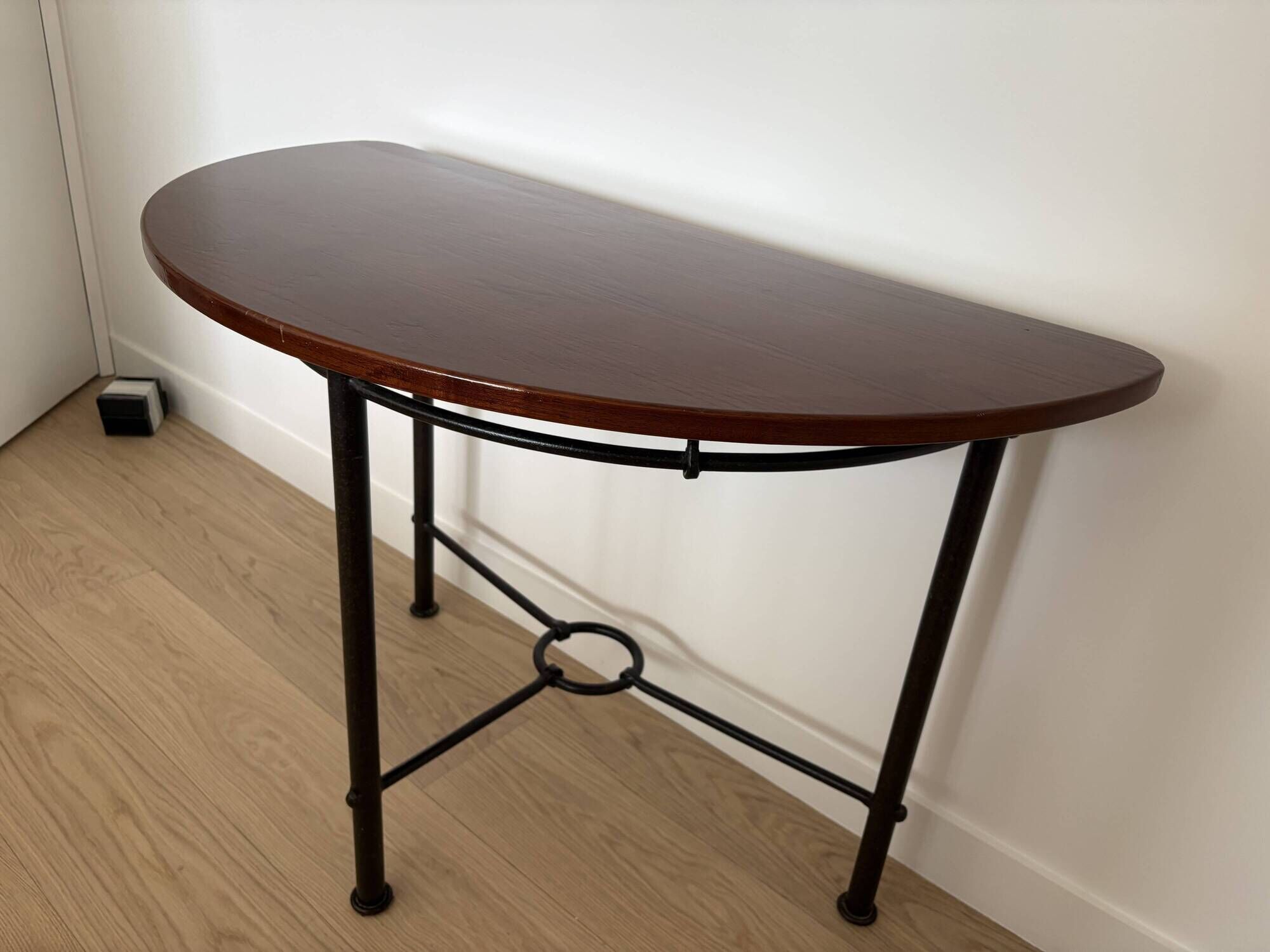 Half-moon console grange in solid cherry wood and wrought iron with a glass top.