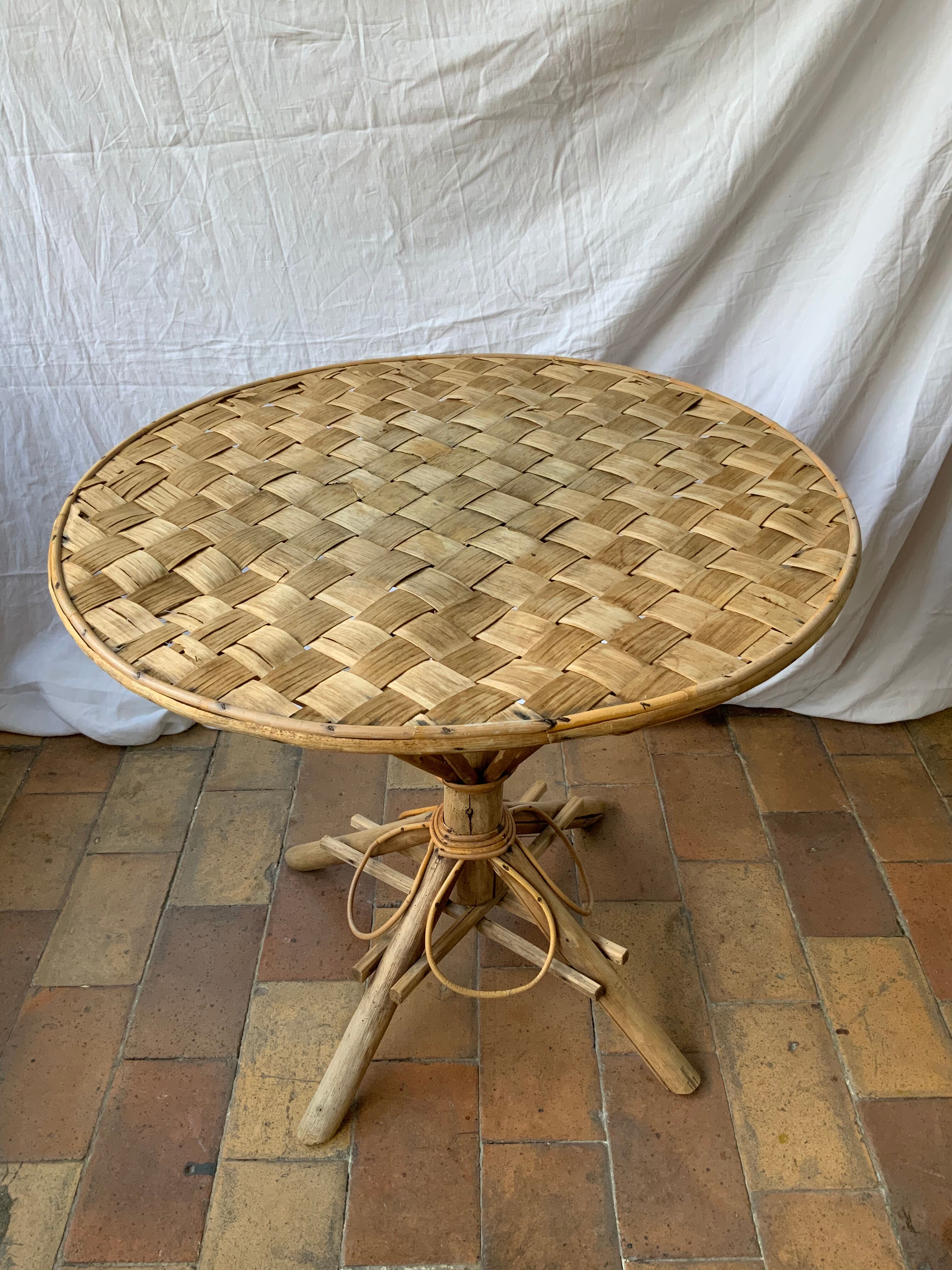 Round table in vintage chestnut