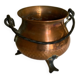 Pot on foot with handle