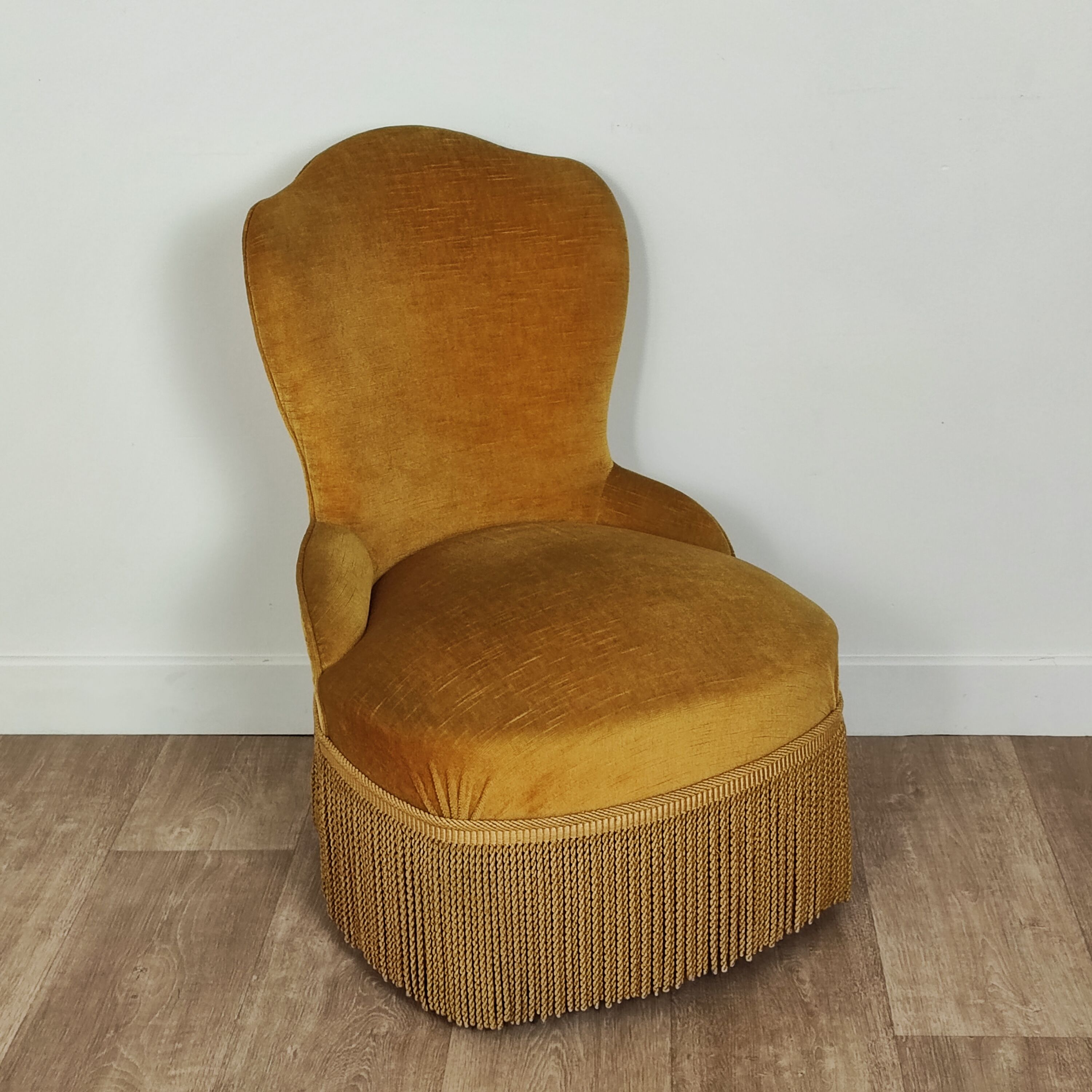 Velvet toad easy chair