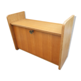Étagère murale avec porte