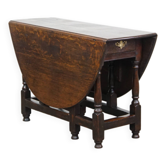 Very beautiful antique English oak gateleg table with an excellent patina