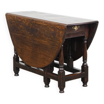 Very beautiful antique English oak gateleg table with an excellent patina