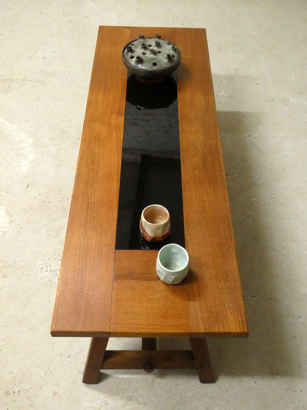 Table basse brutaliste en chêne et verre noir, 1960