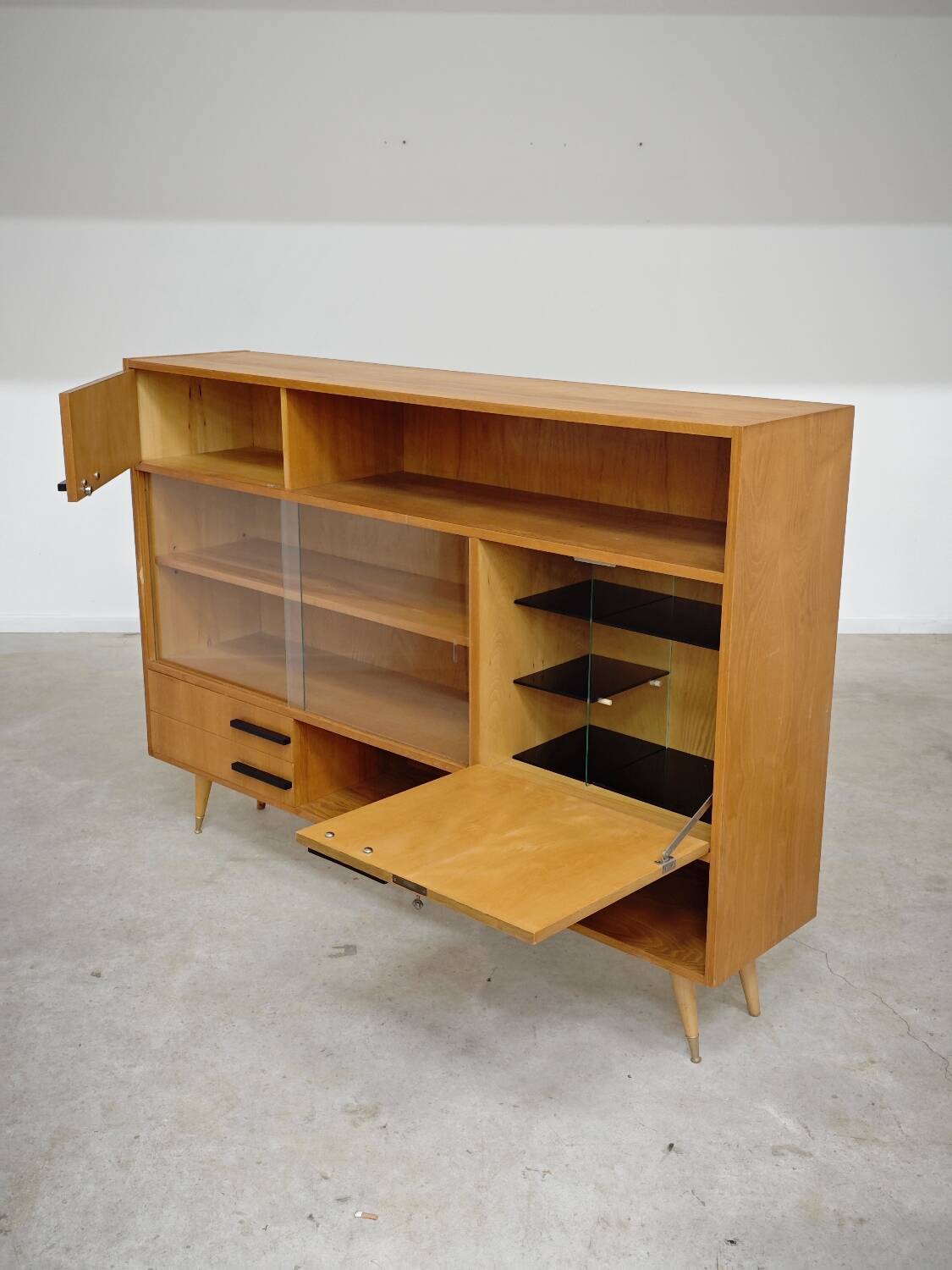 Buffet Vaisselier en bois blond Libena , ex Tchécoslovaquie 1970