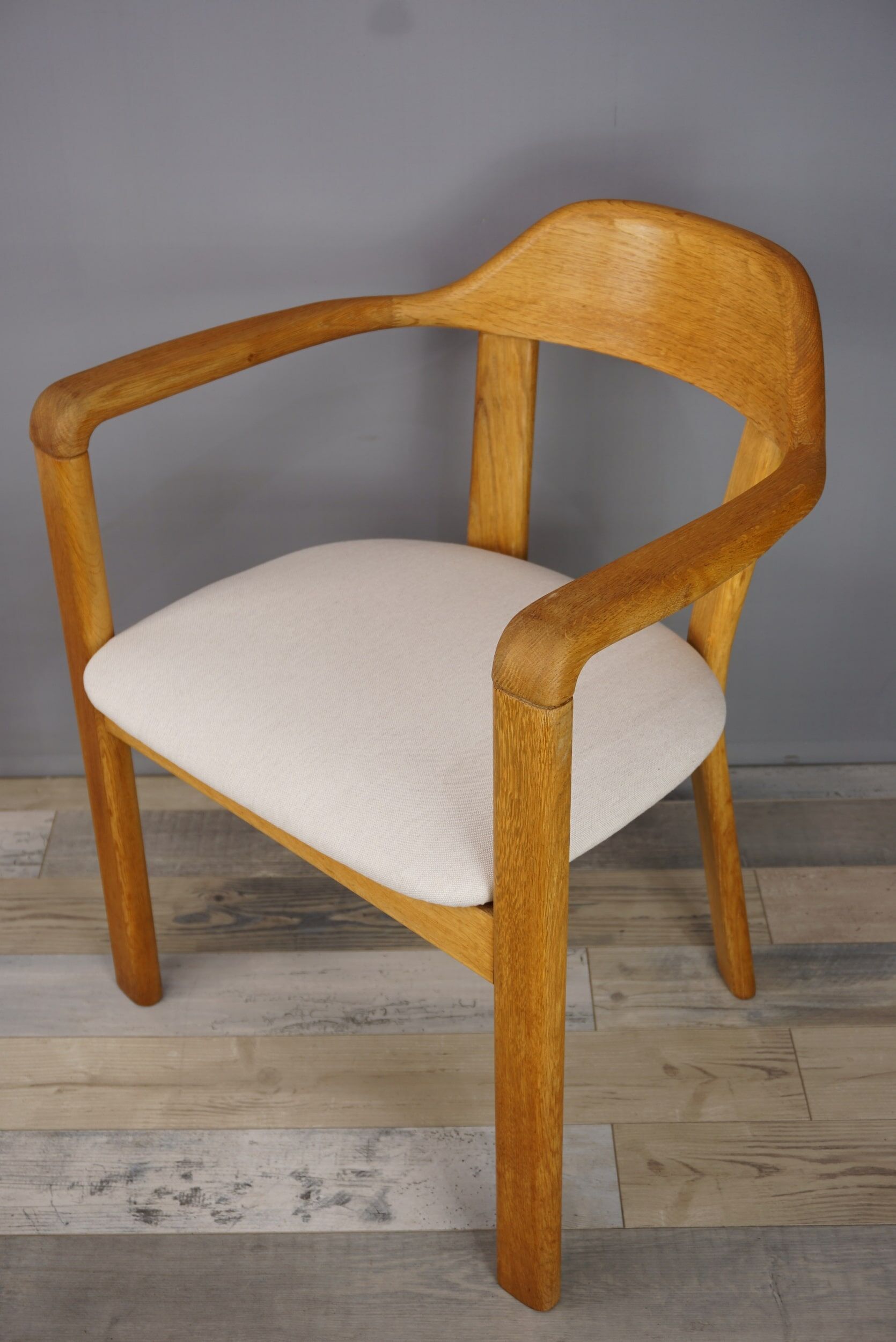 Suite de 4 fauteuils en chêne et tissu