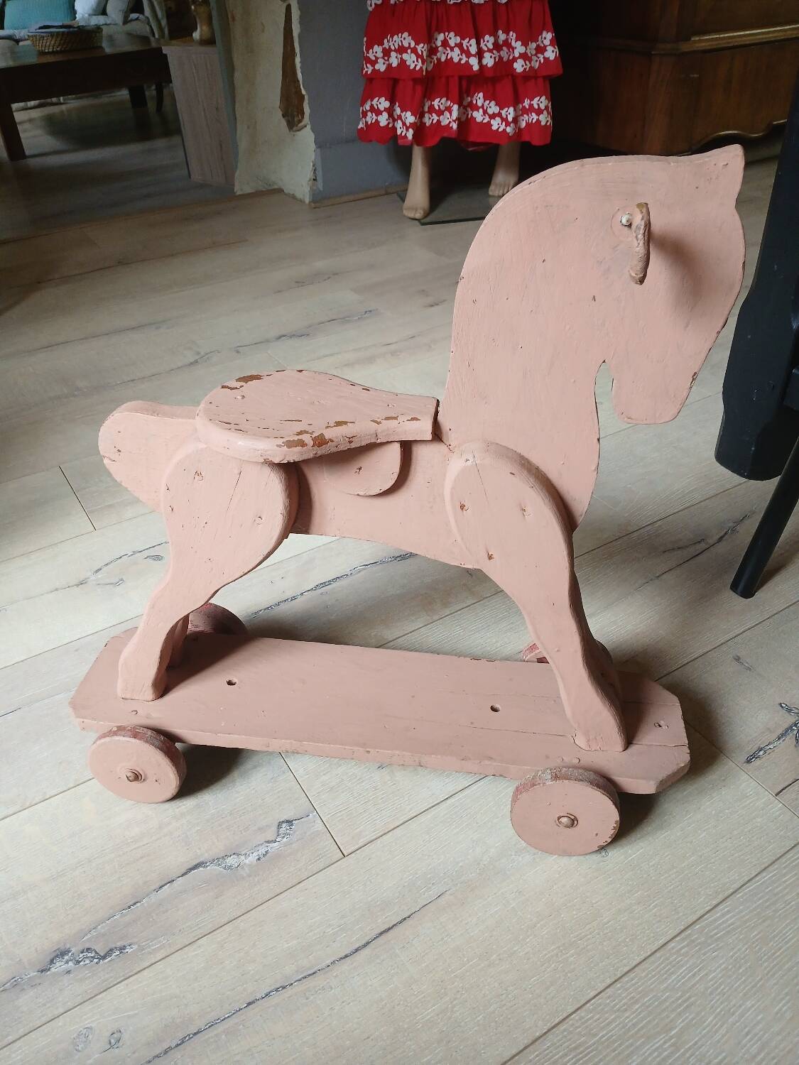 Cheval ancien en bois à roulettes