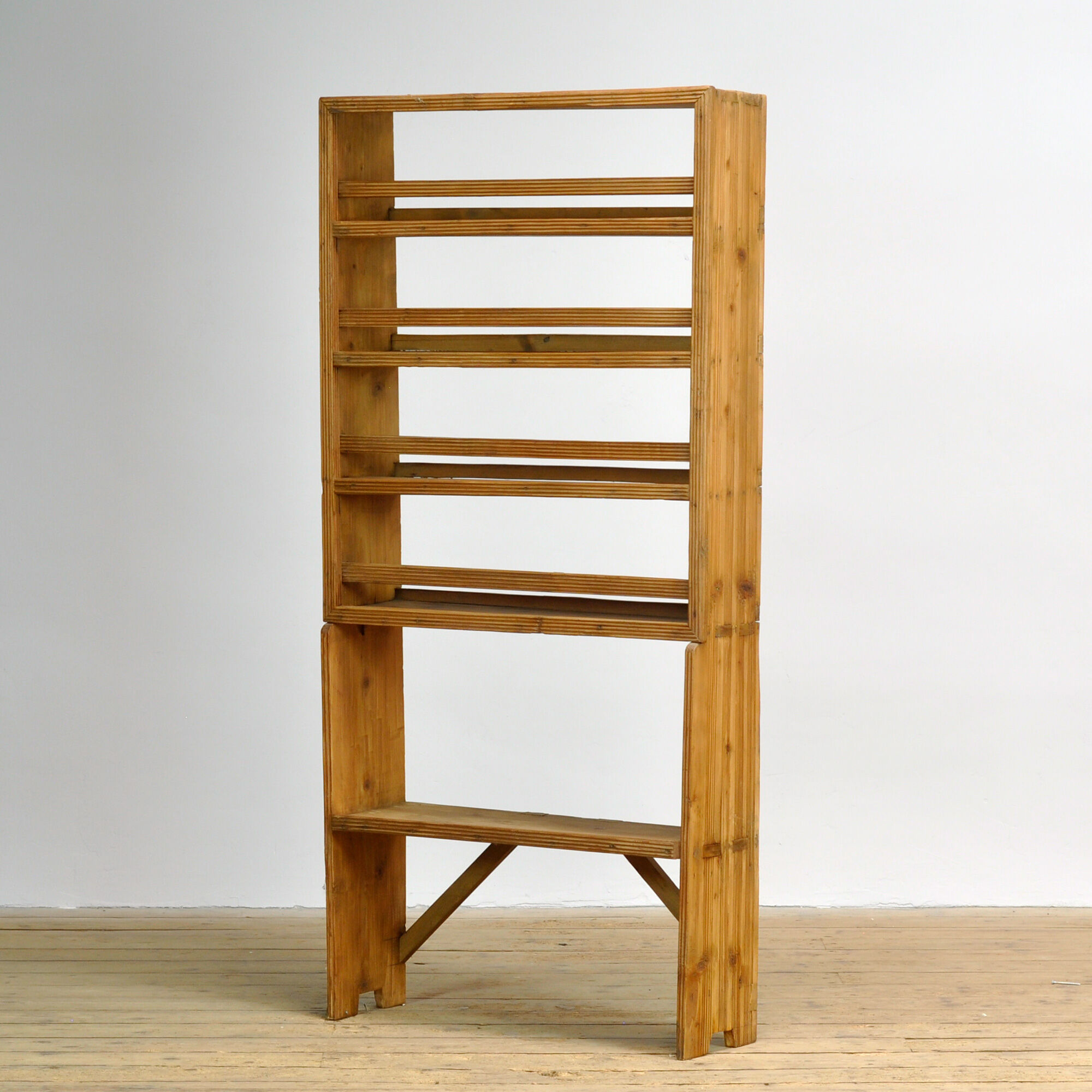 Armoire en pin, vers 1930
