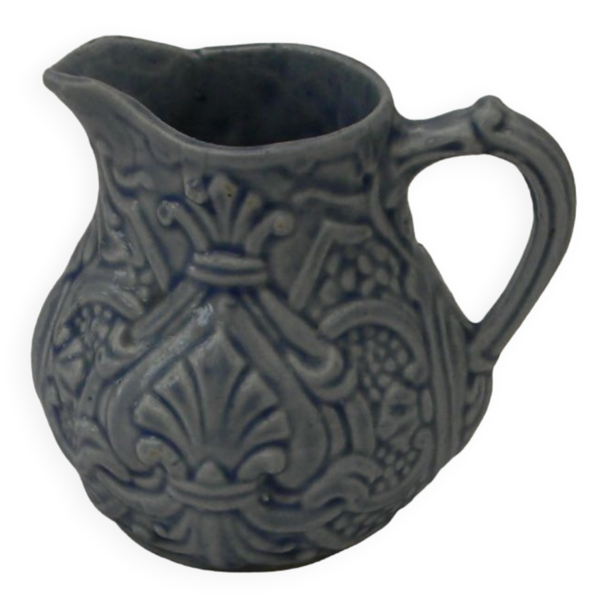 Petit pot à lait bleu en barbotine.