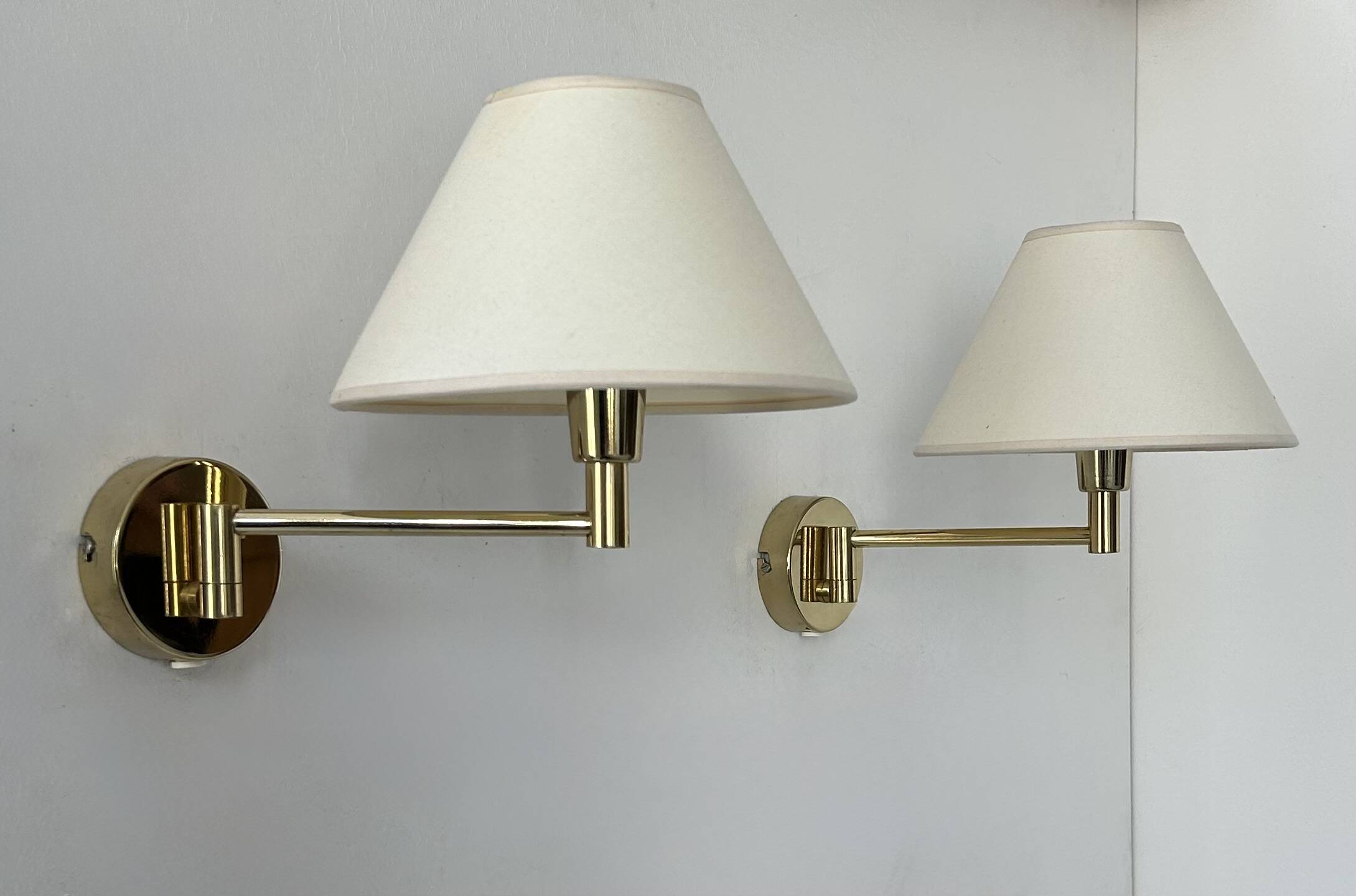 Paire d'appliques vintage orientable, laiton et tissu beige, France, 1970