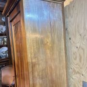 Homme debout, armoire 1 porte Louis Philippe