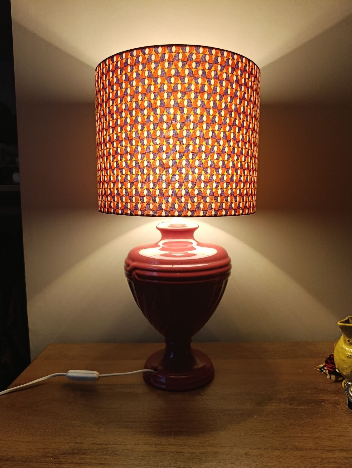 Duo lamp with raspberry ceramic base and vintage print lampshade