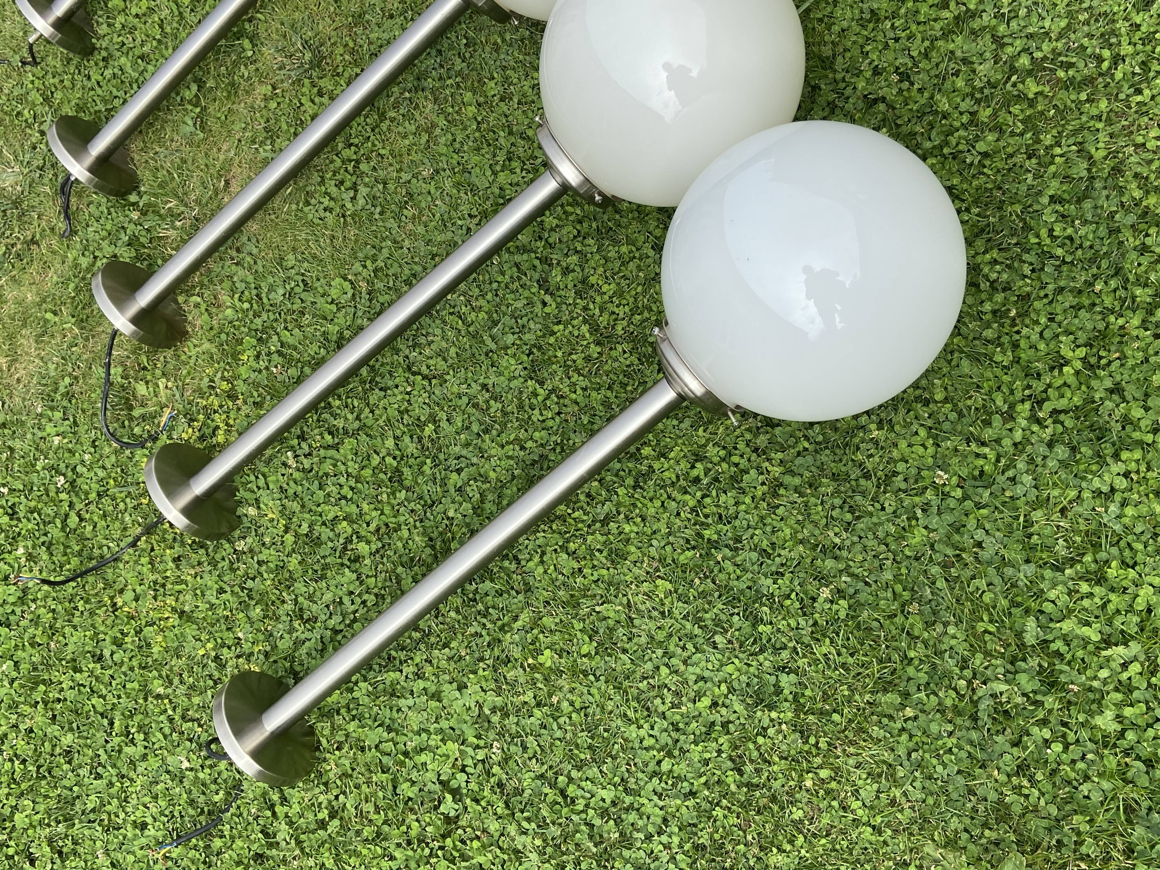 Suite de 6 suspensions tube inox et globe verre opalin style Art déco
