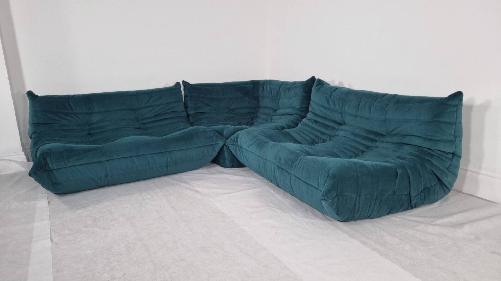 Ensemble Ligne Roset Togo 3 pièces en velours bleu canard .