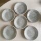 12 assiettes en céramique mouchetée .