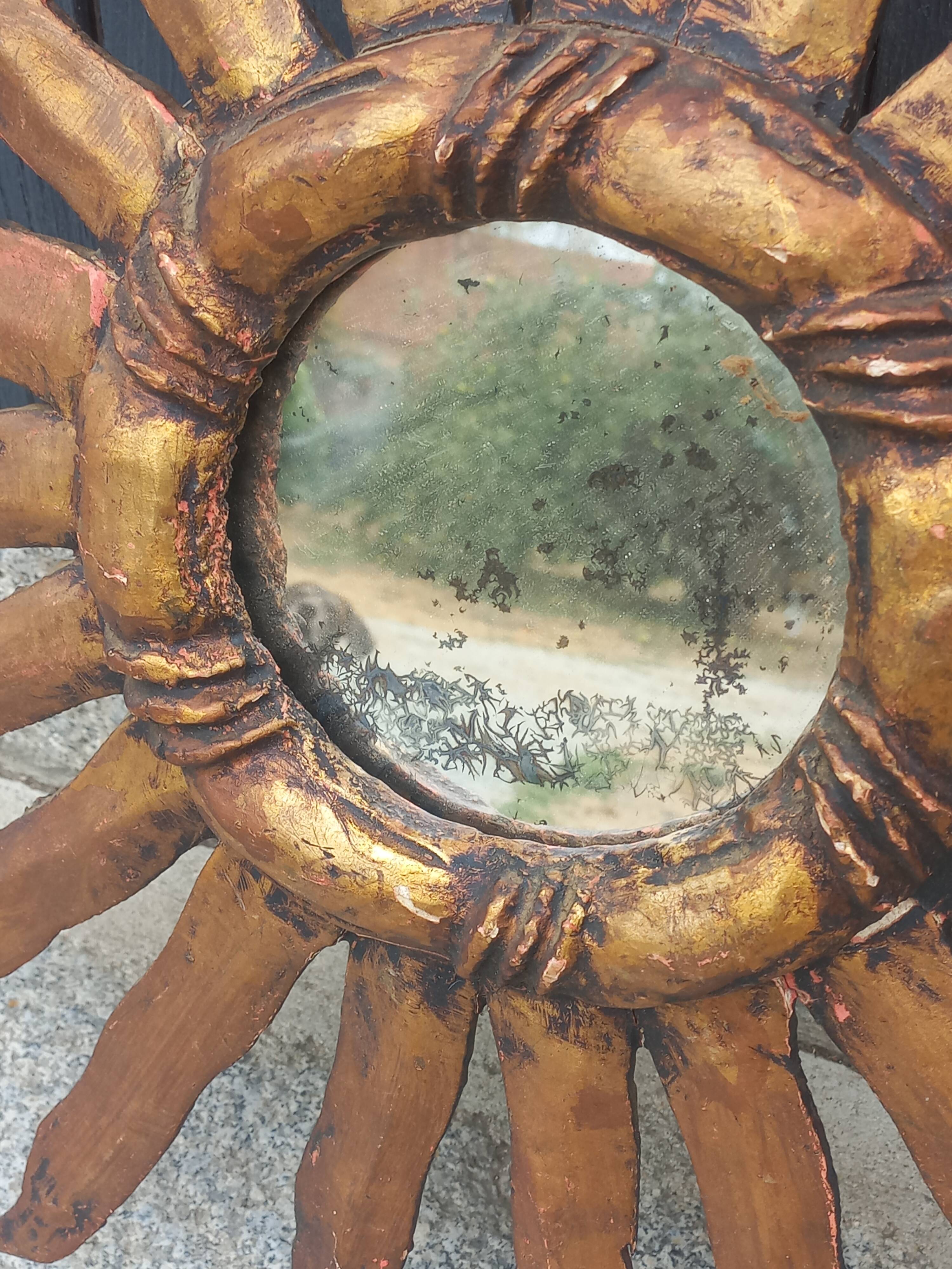 Miroir soleil en bois et stuc doré, années 50