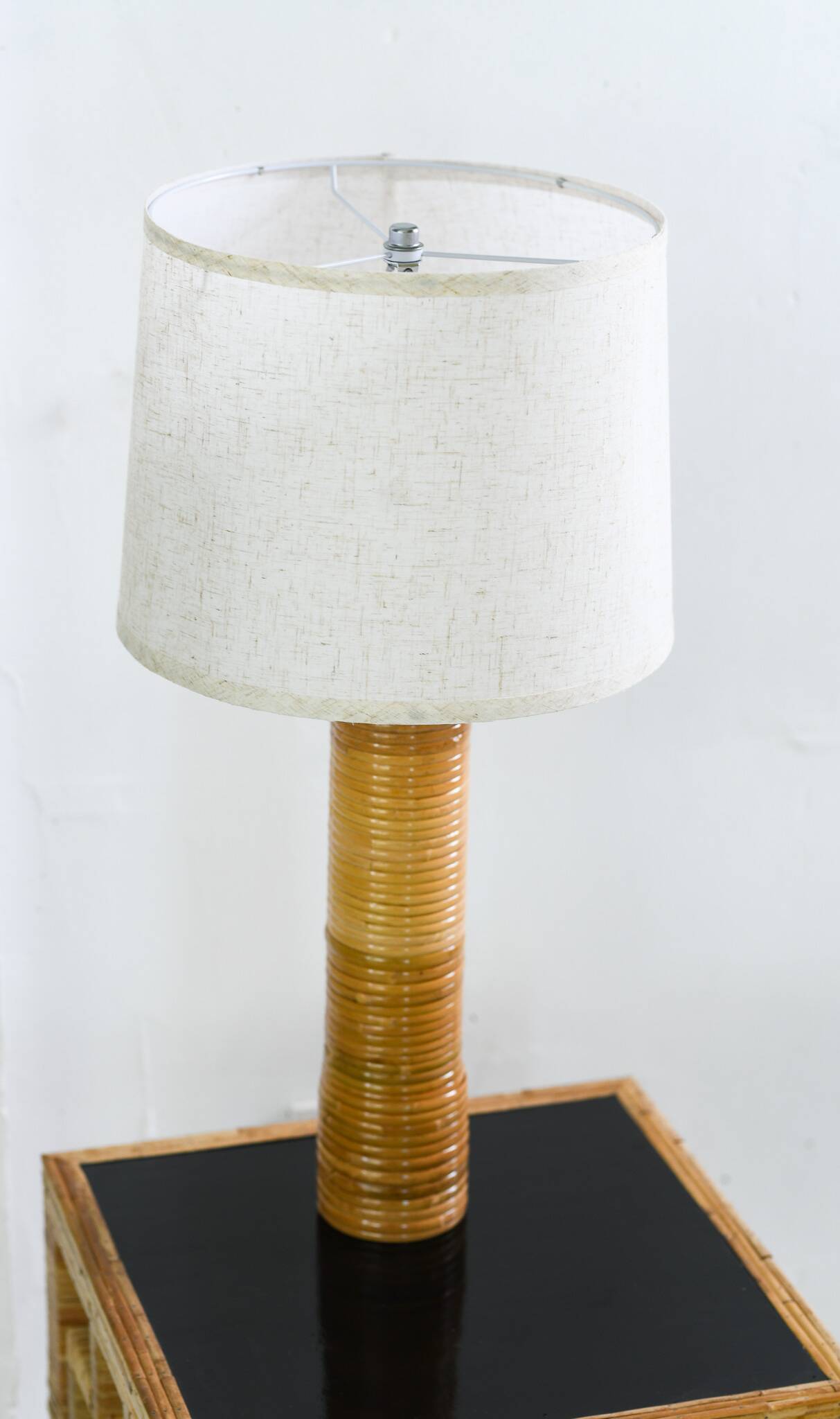 Lampe de table en rotin de style moderne du milieu du siècle