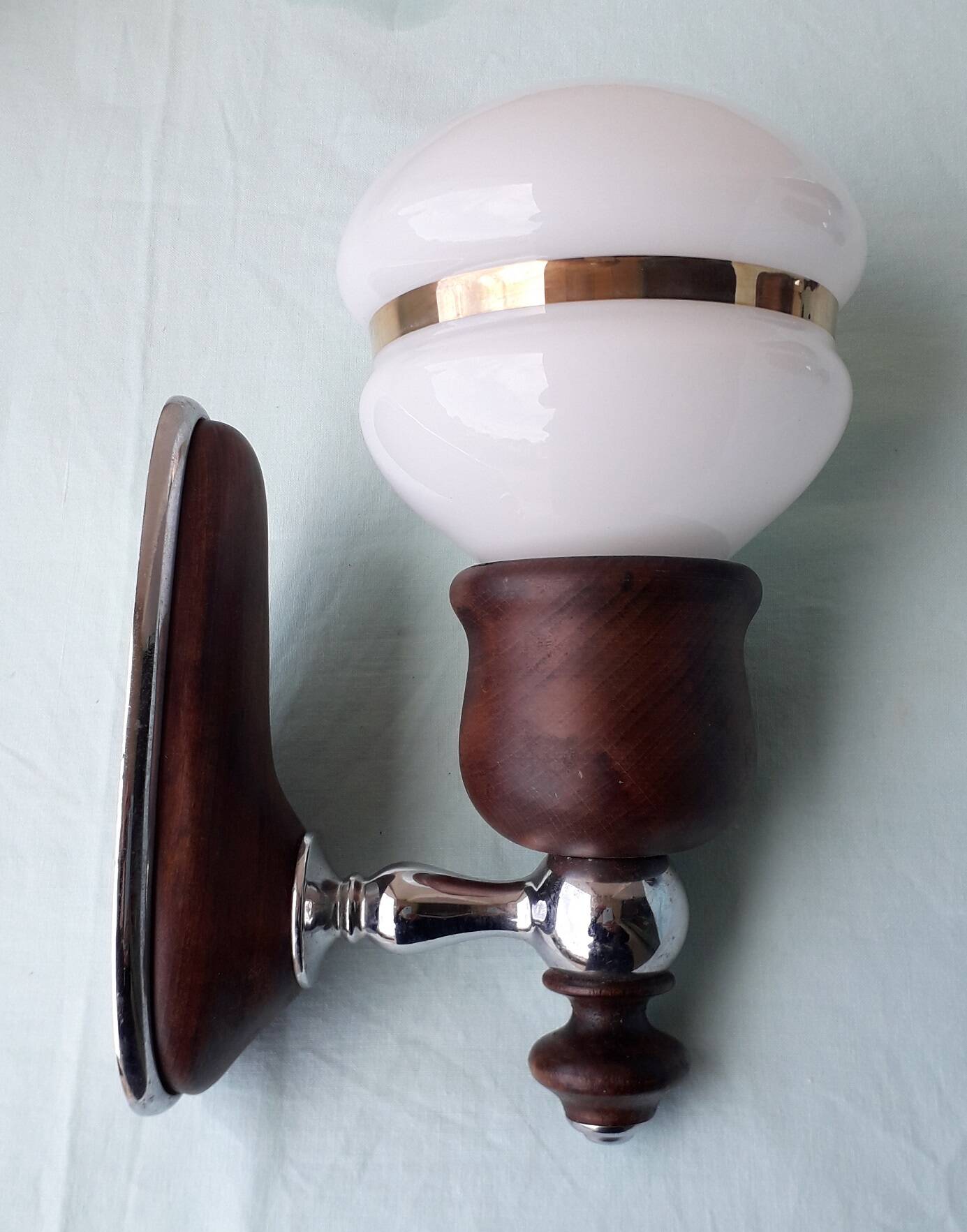 Paire d'appliques en métal chromé, bois et opaline