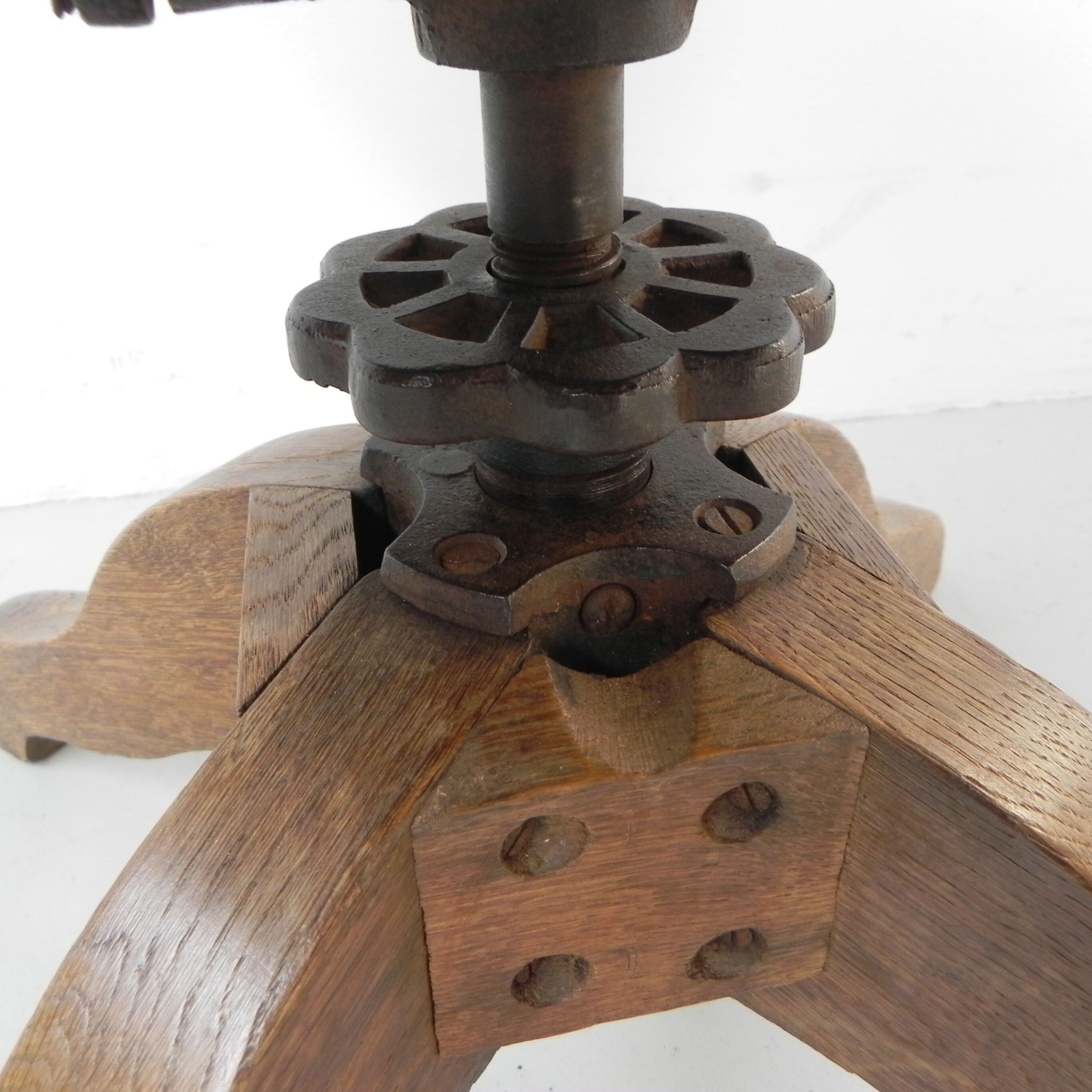 Oak office chair with spring mechanism and armrests
