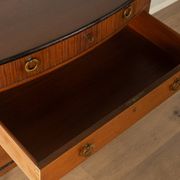 Commode classique des années 1920 en marron foncé.