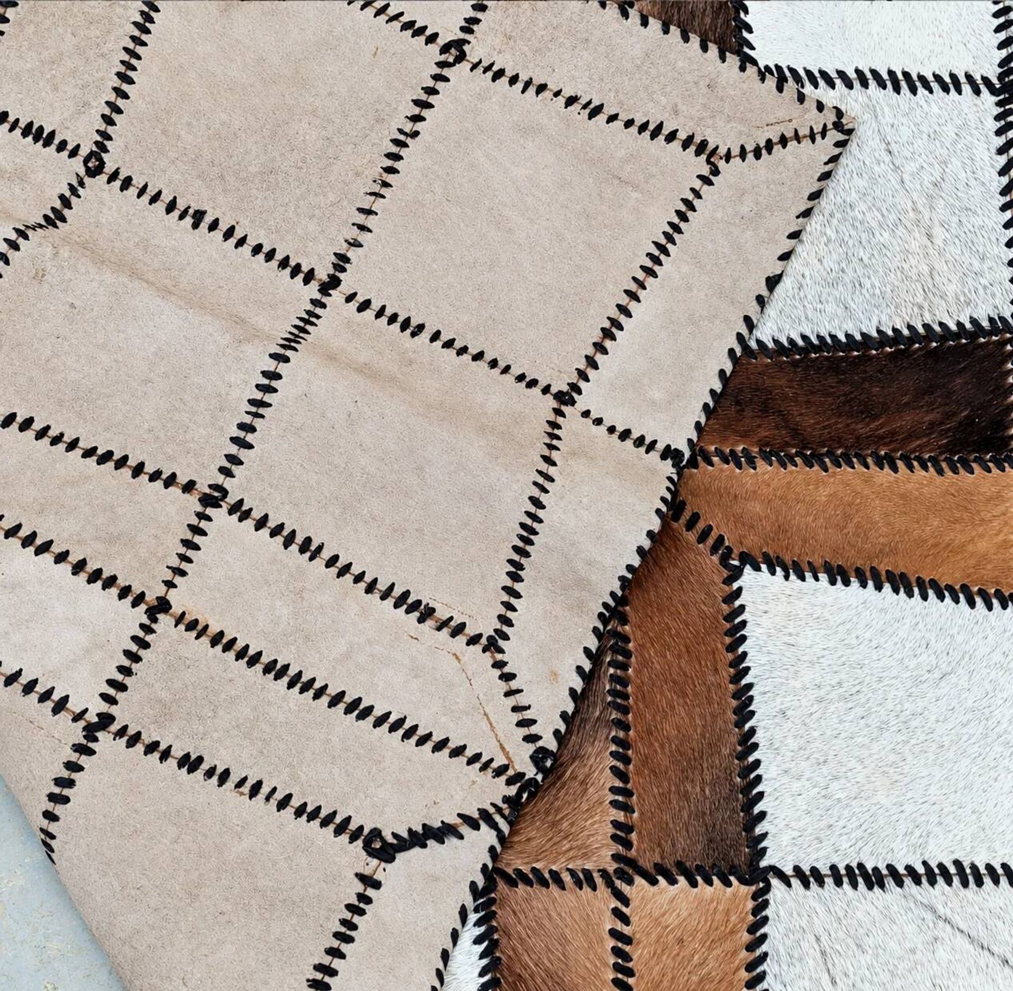 Tapis en patchwork de cuir de vache à lacets / années 1980