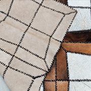 Tapis en patchwork de cuir de vache à lacets / années 1980