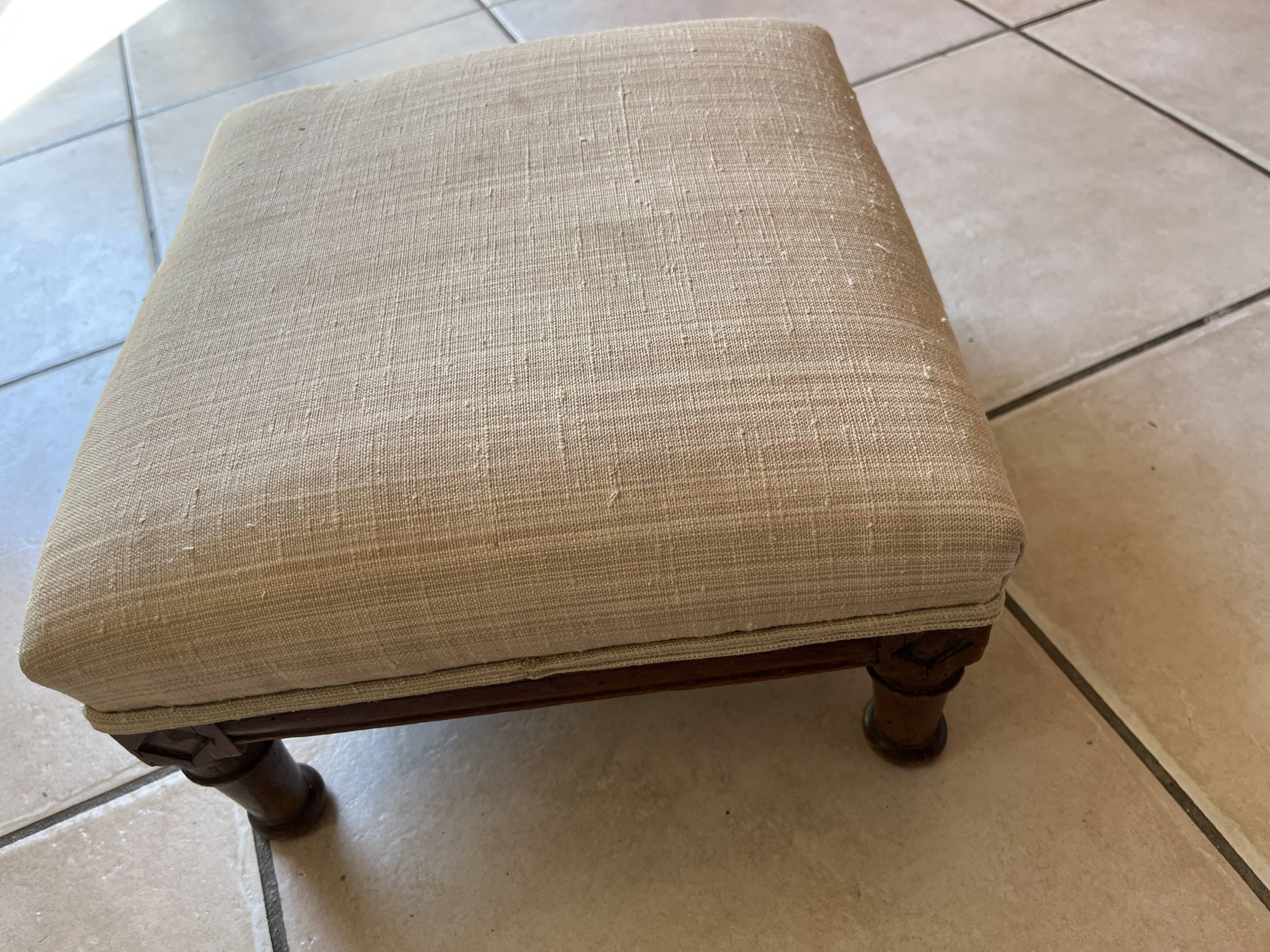 Set of 2 family armchairs, in walnut, in classic style. Late 17th century.