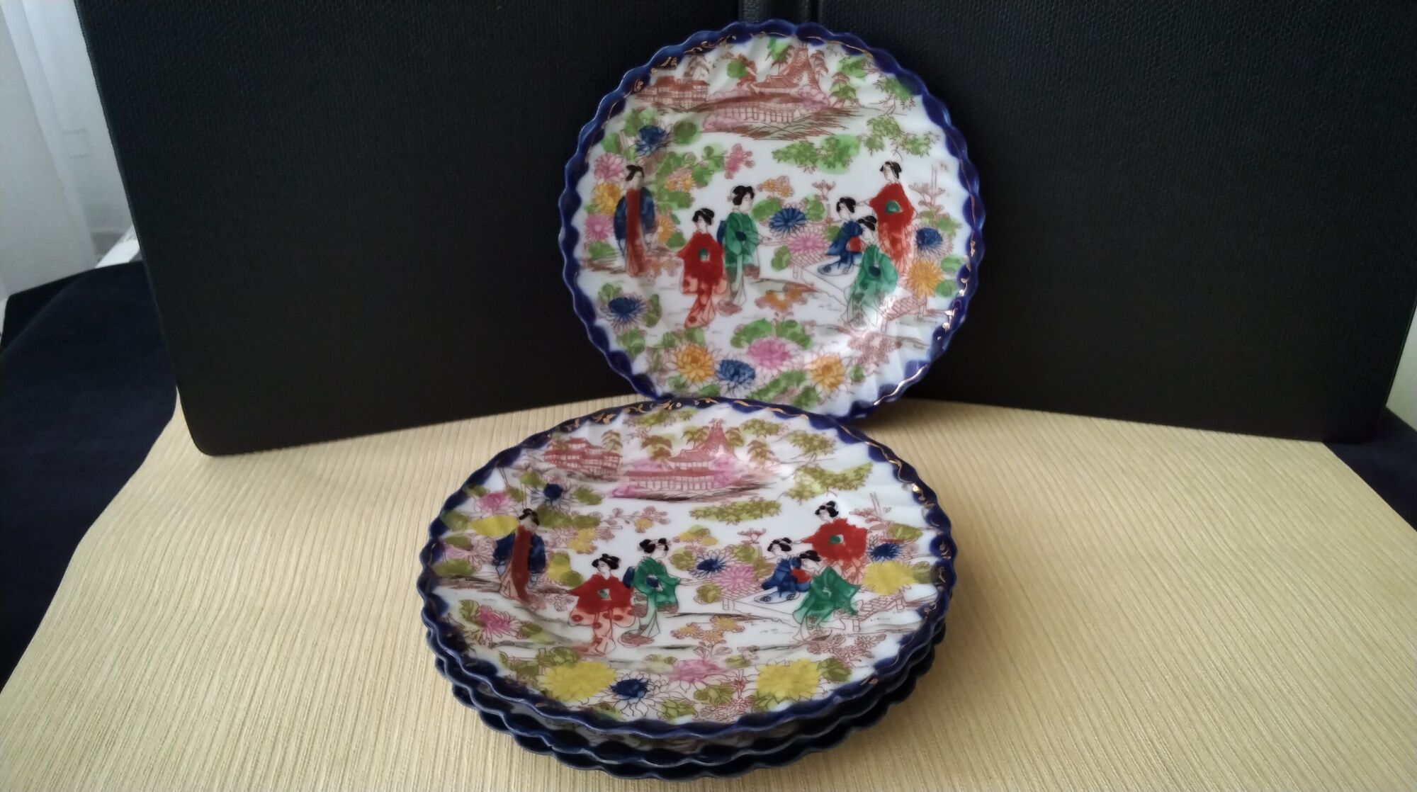 Set of 4 dessert plates made of Japanese porcelain