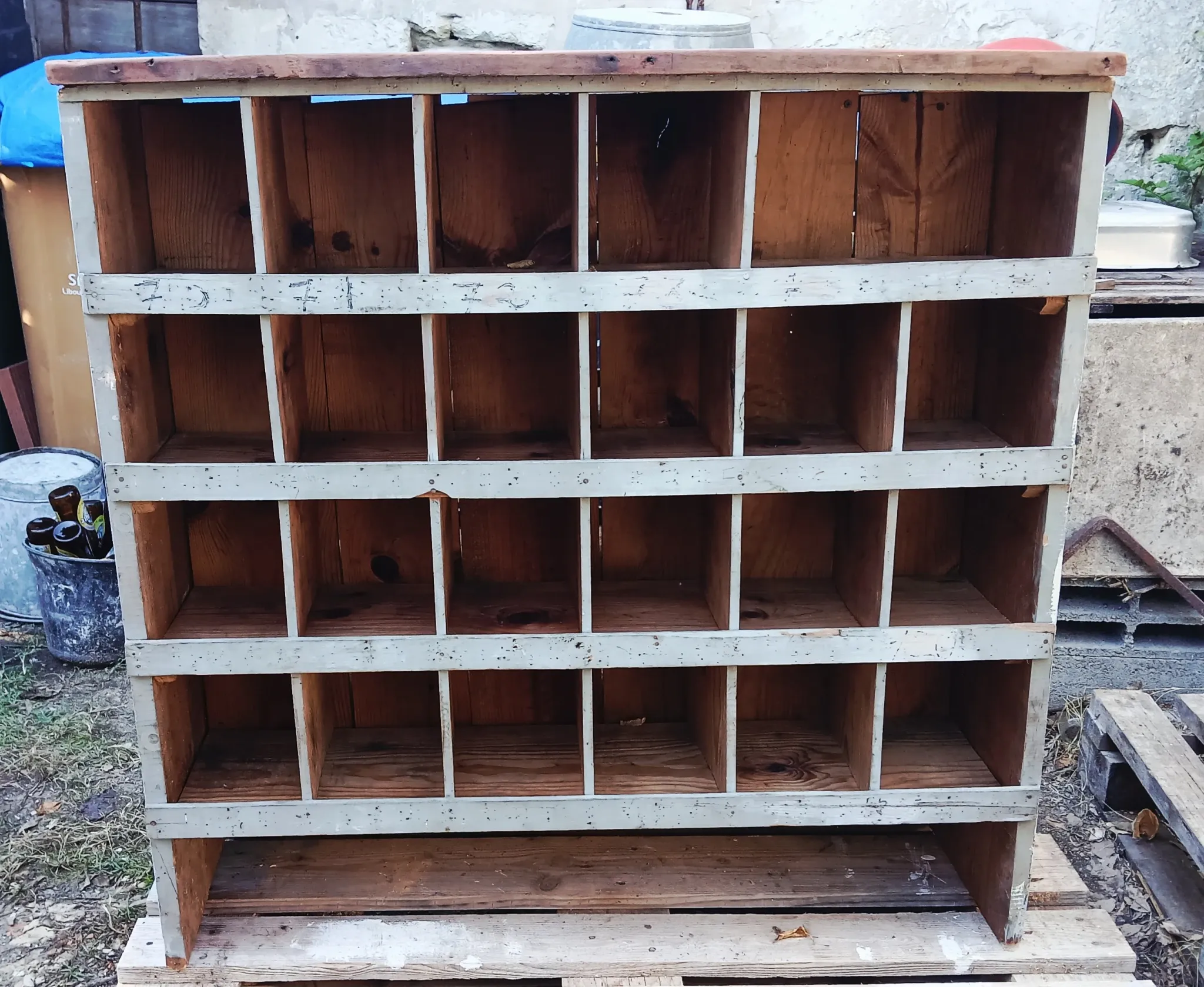 Workshop furniture with double-sided lockers