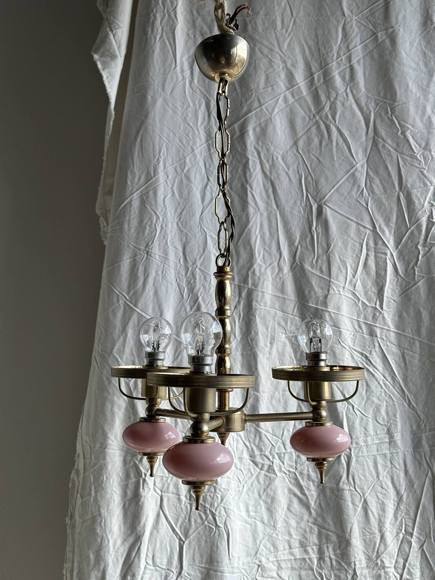 Petit lustre rose et doré à 3 bras de lumières