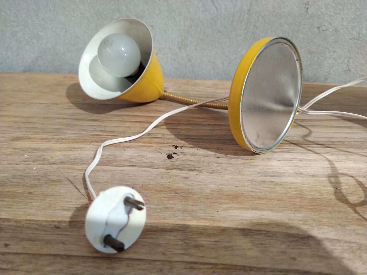 Yellow articulated desk lamp in metal