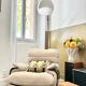 Fauteuil Marsala et son repose-pied Ligne Roset beige clair