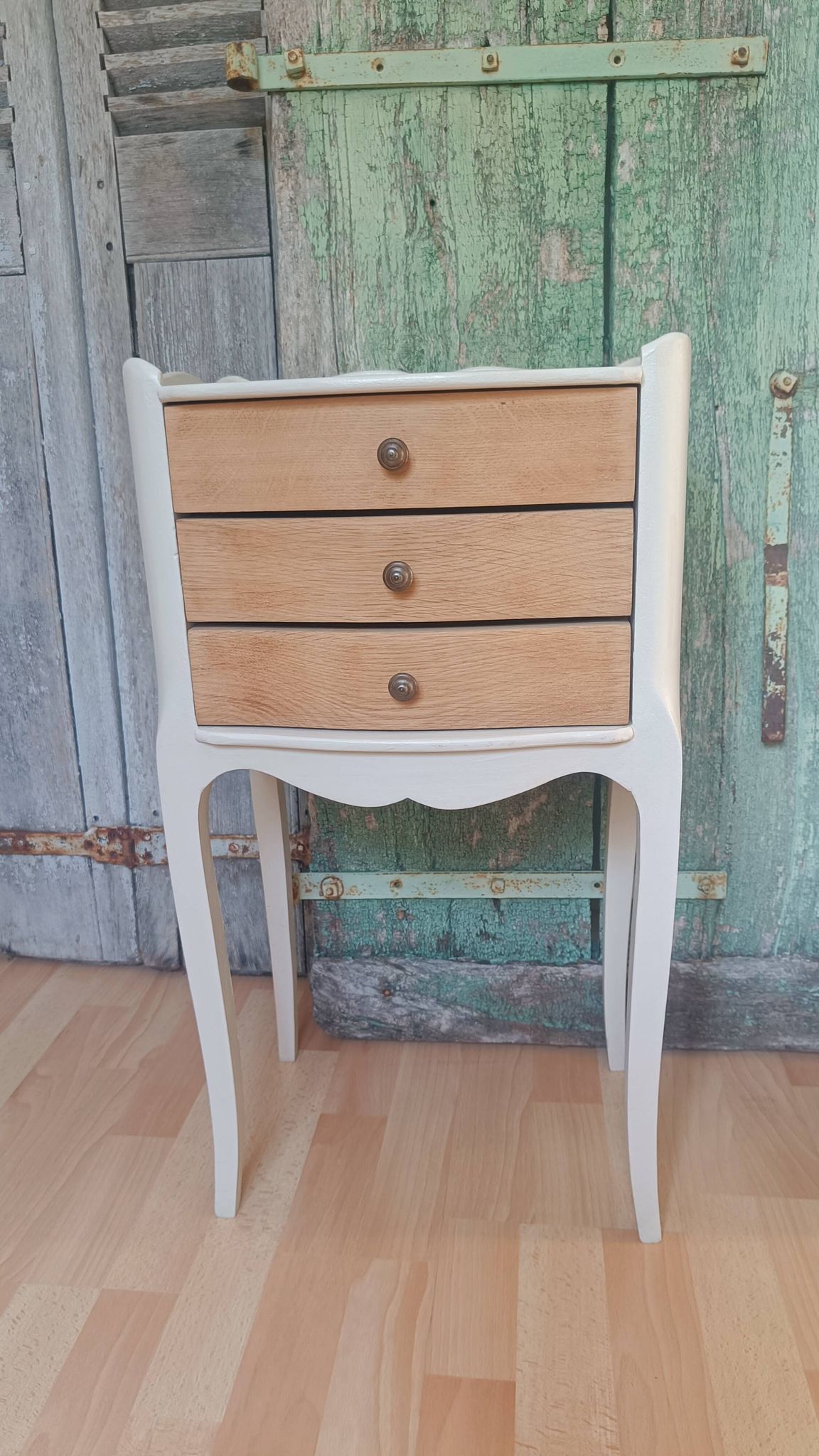 Table de chevet vintage en bois naturel à 3 tiroirs