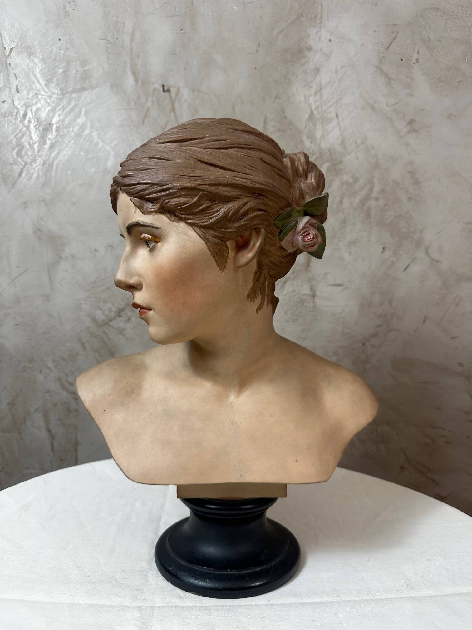 Buste de femme en platre