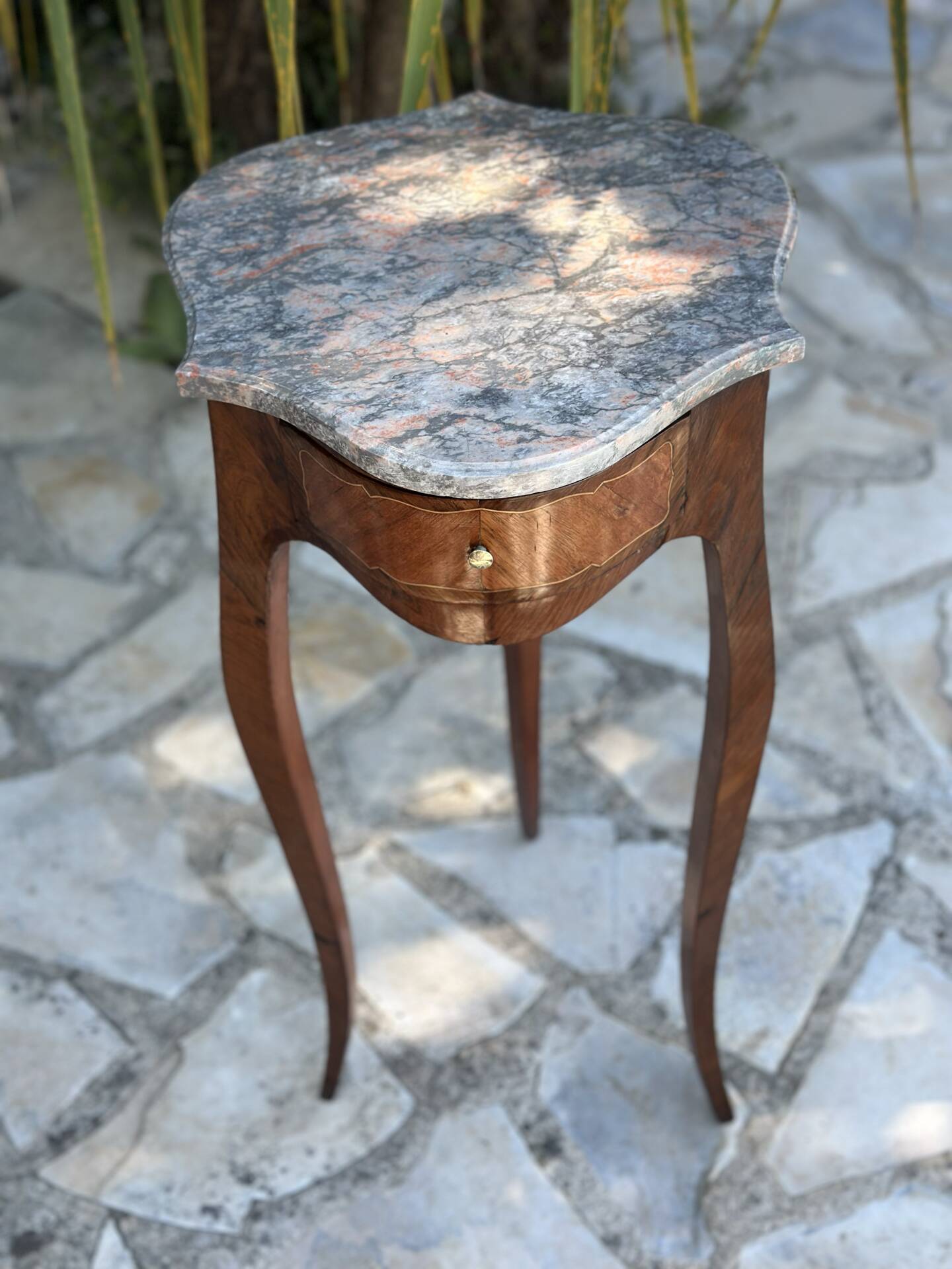 Table volante en Marqueterie de bois précieux de style Louis XV .