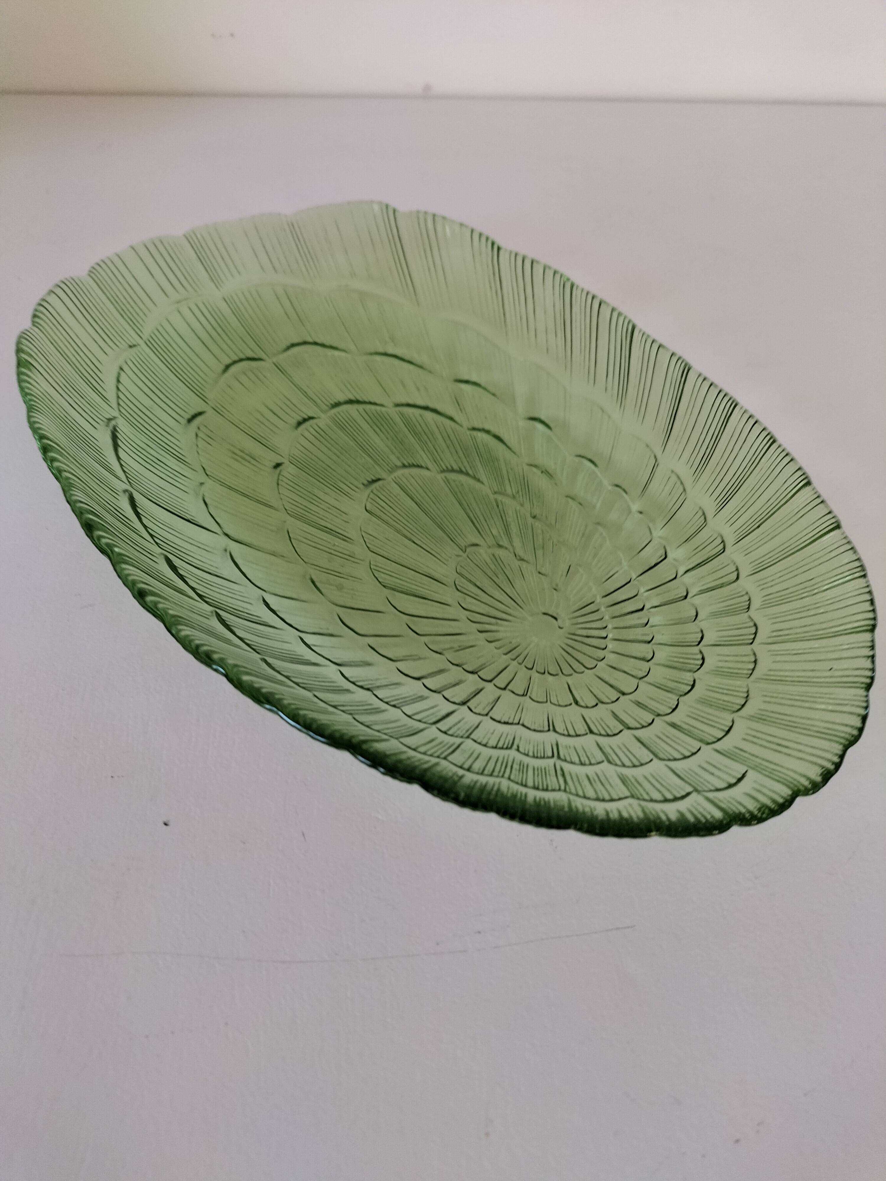 Oval glass shell-shaped dish