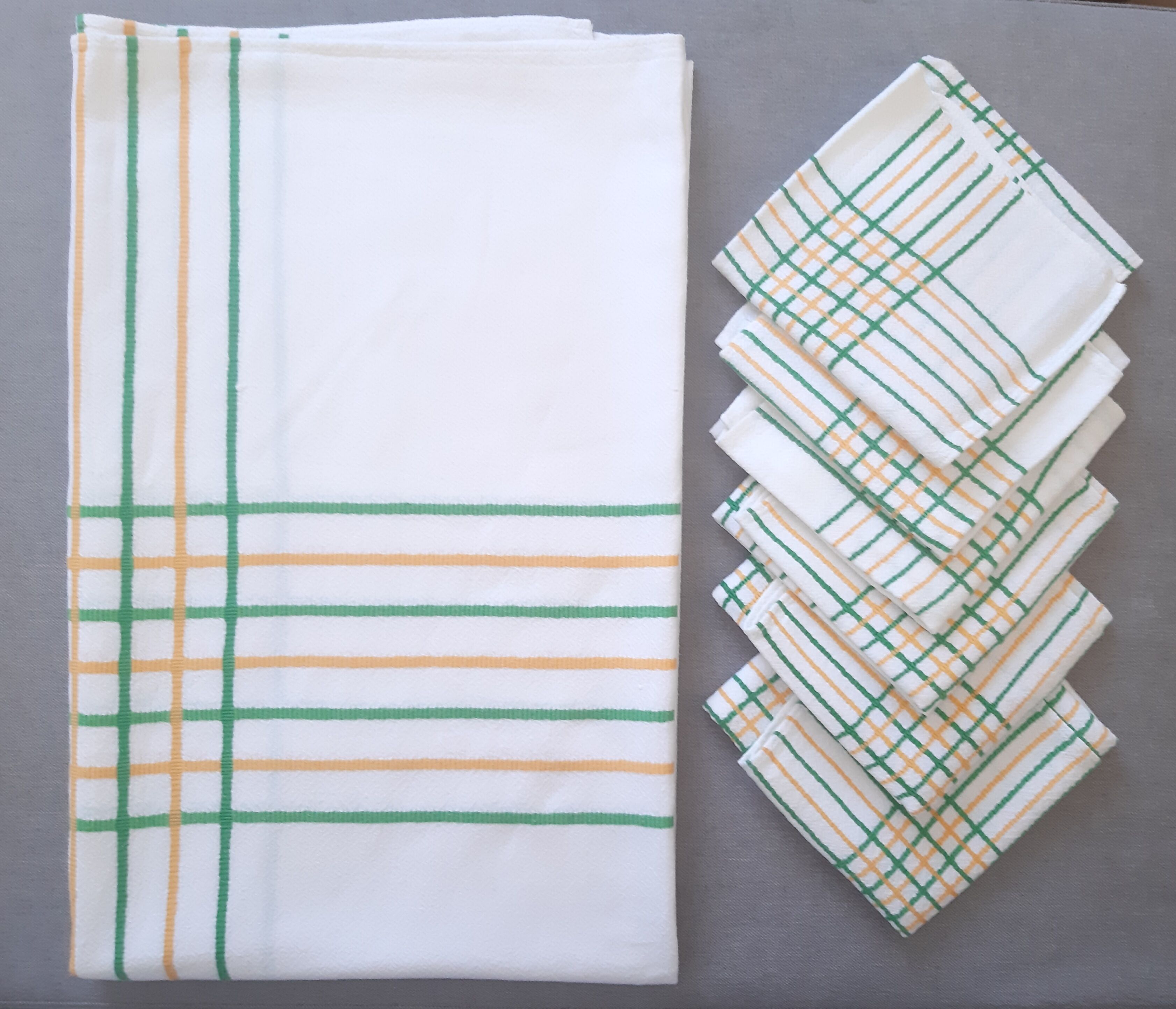 Tablecloth 140 x 160 and 6 towels