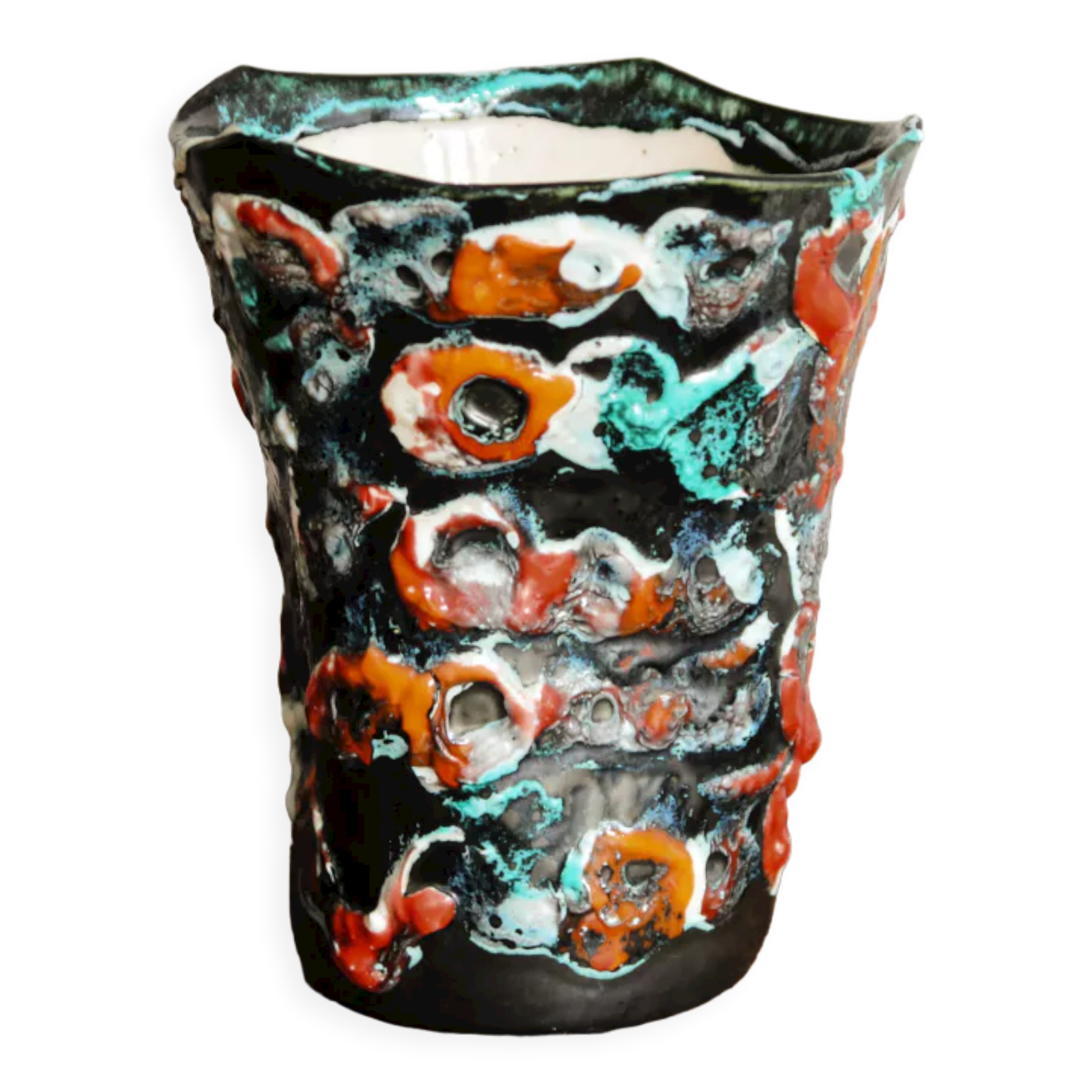 Earthenware vase, rock garden of the ocean