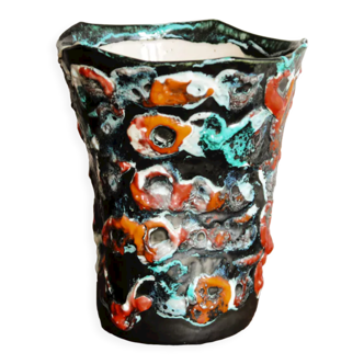 Earthenware vase, rock garden of the ocean