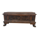 Important chest in carved walnut. Italian work from the Renaissance period.