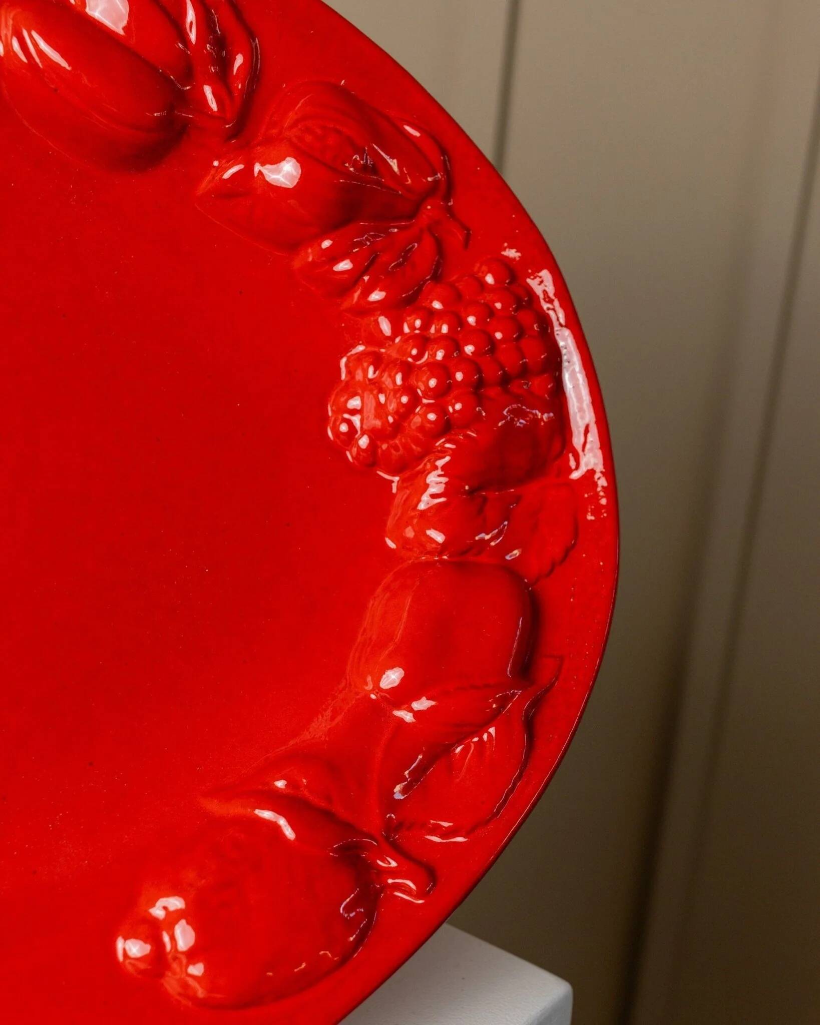 Large vintage oval ceramic platter XL from the 1980s - red glaze - fruit relief - Mid-Century design - Italy