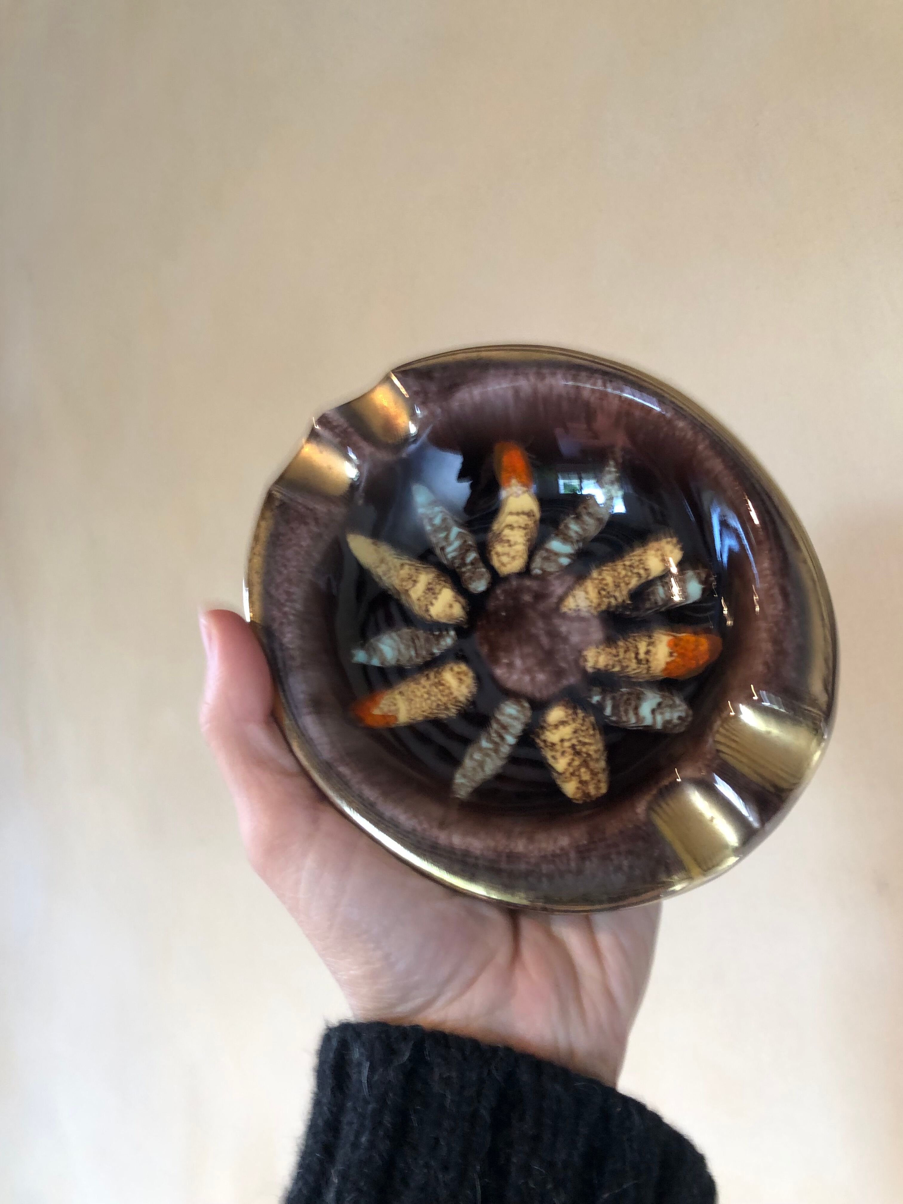 Empty pocket in gold ceramic