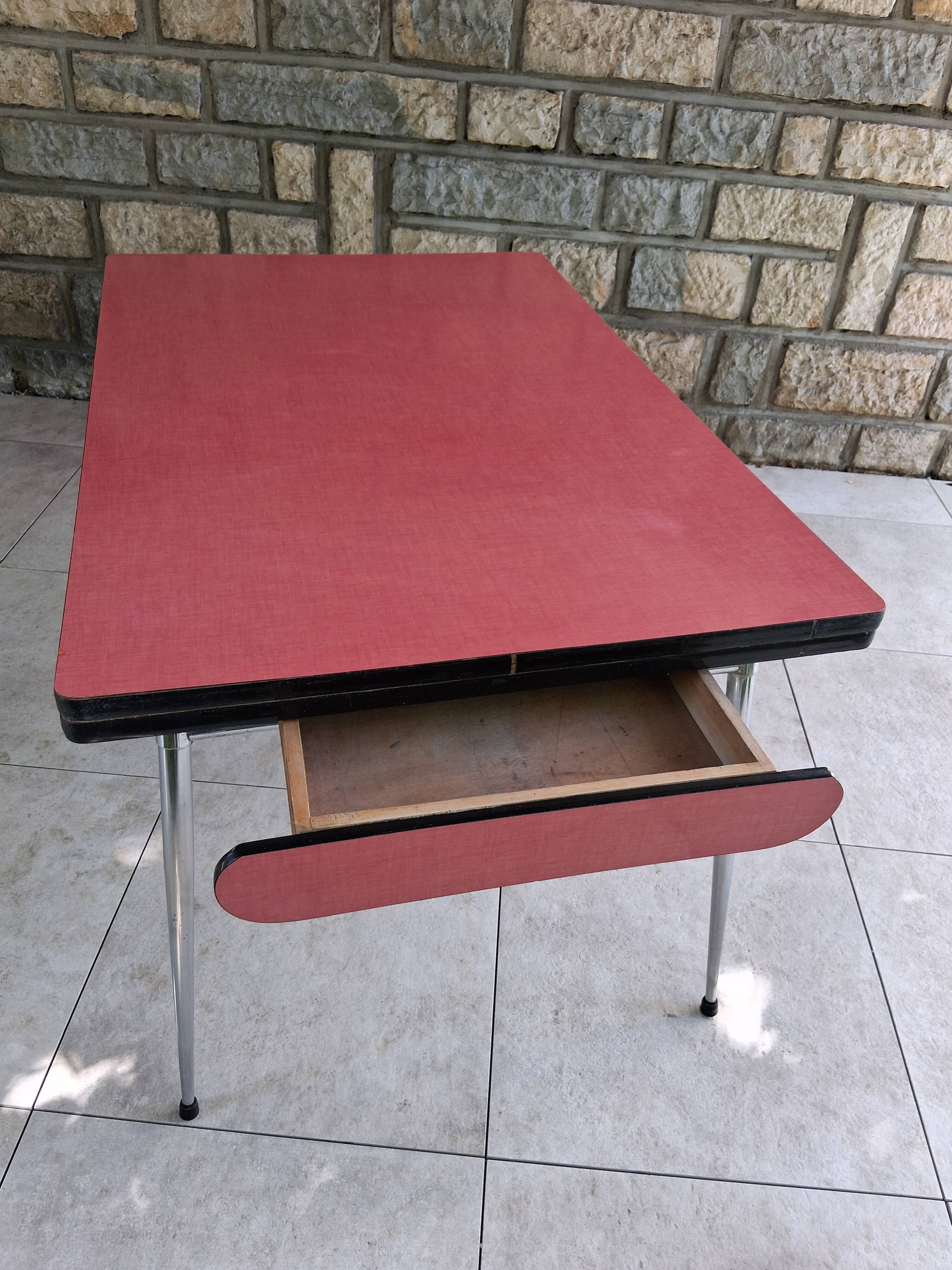 Table de cuisine vintage en formica framboise – 2 tiroirs & 2 rallonges – a